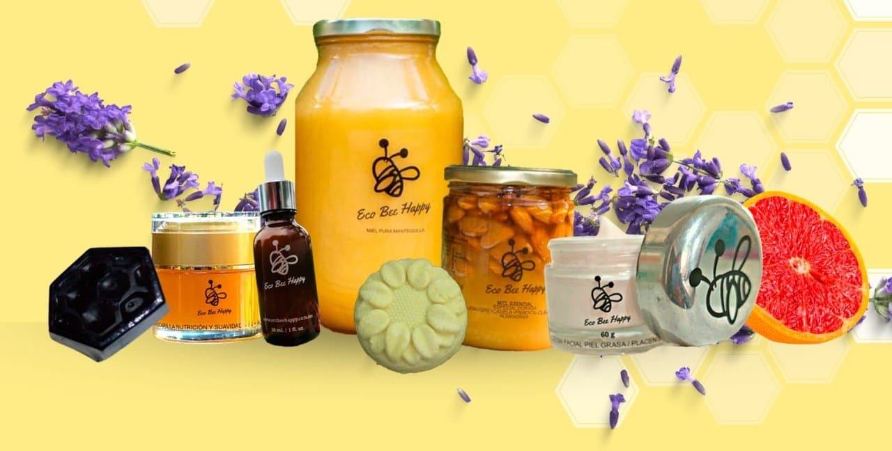 Frascos de miel mantequilla y miel con almendras, jabones y cremas de Eco Bee Happy entre ramas de lavanda