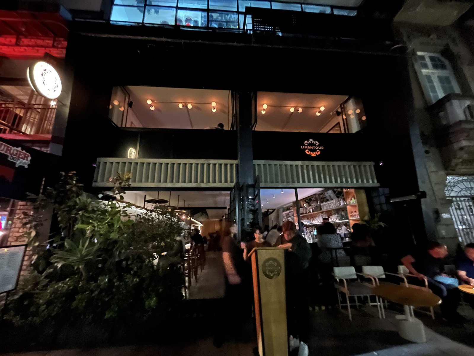 Fachada nocturna de la Licorería Limantour en la avenida Álvaro Obregón, colonia Roma