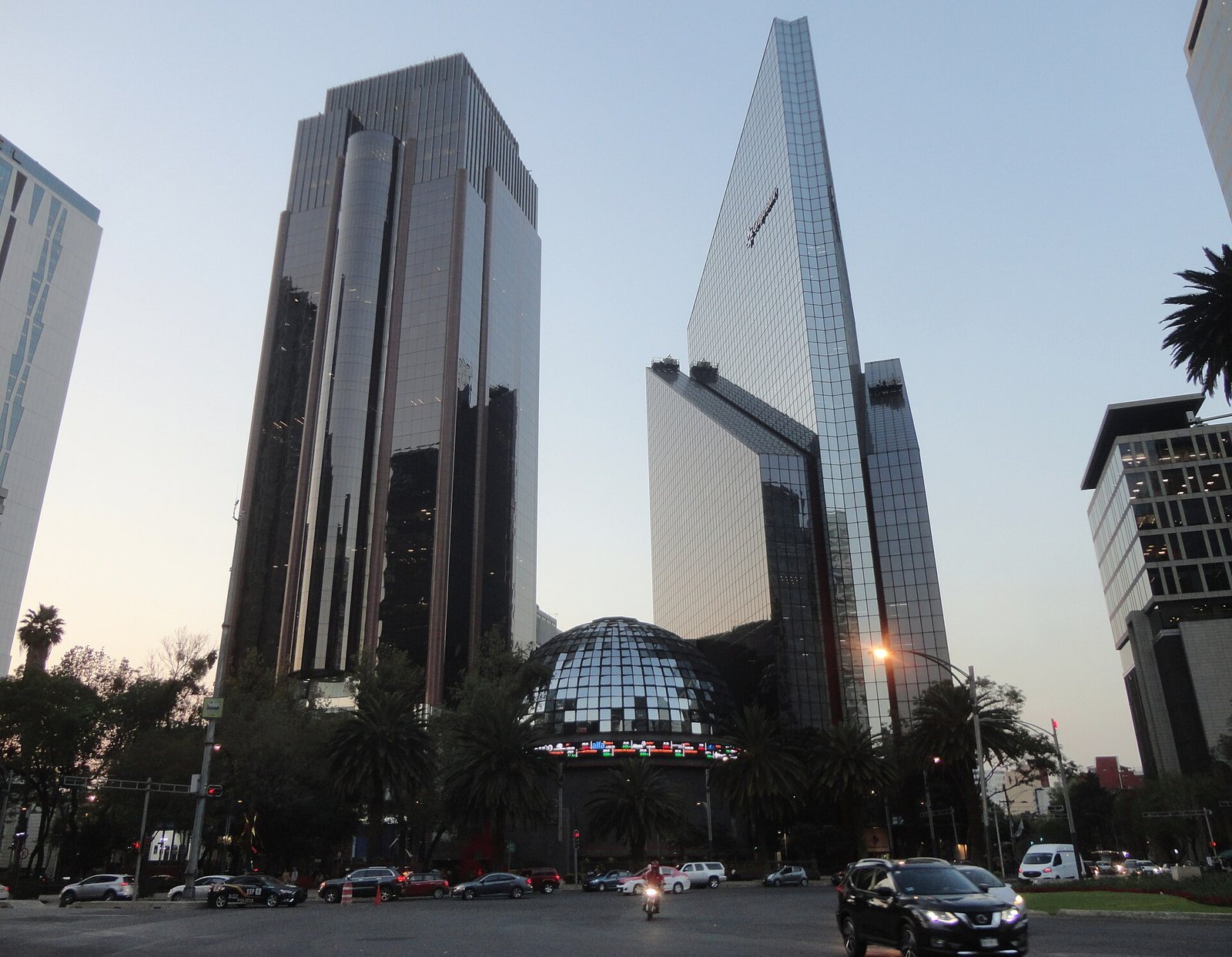 Edificio de la Bolsa Mexicana de Valores, con su cúpula de cristal, junto a torres de oficinas en Paseo de la Reforma