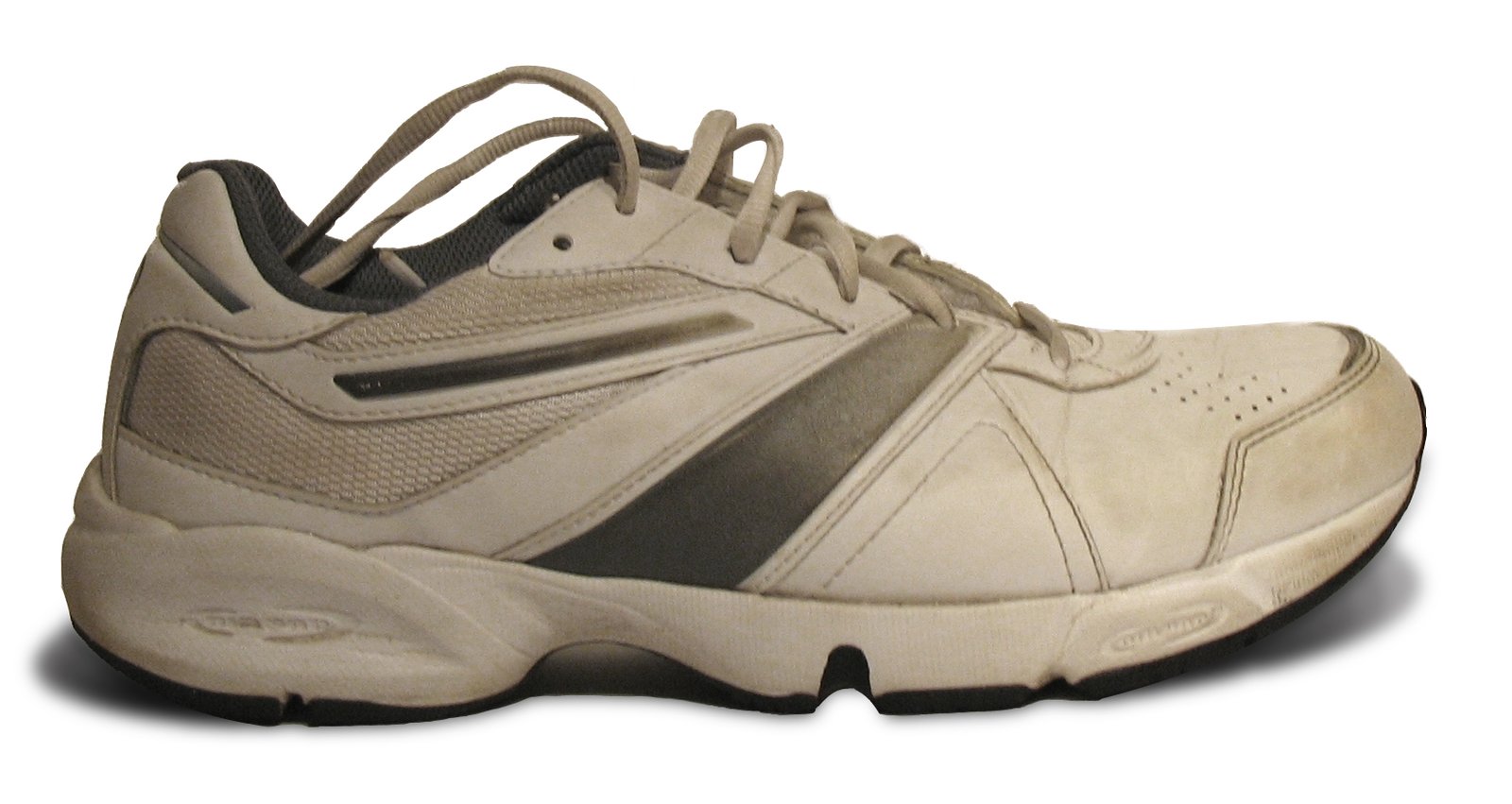 Tenis deportivo blanco con detalles grises, visto de perfil y con huellas de uso