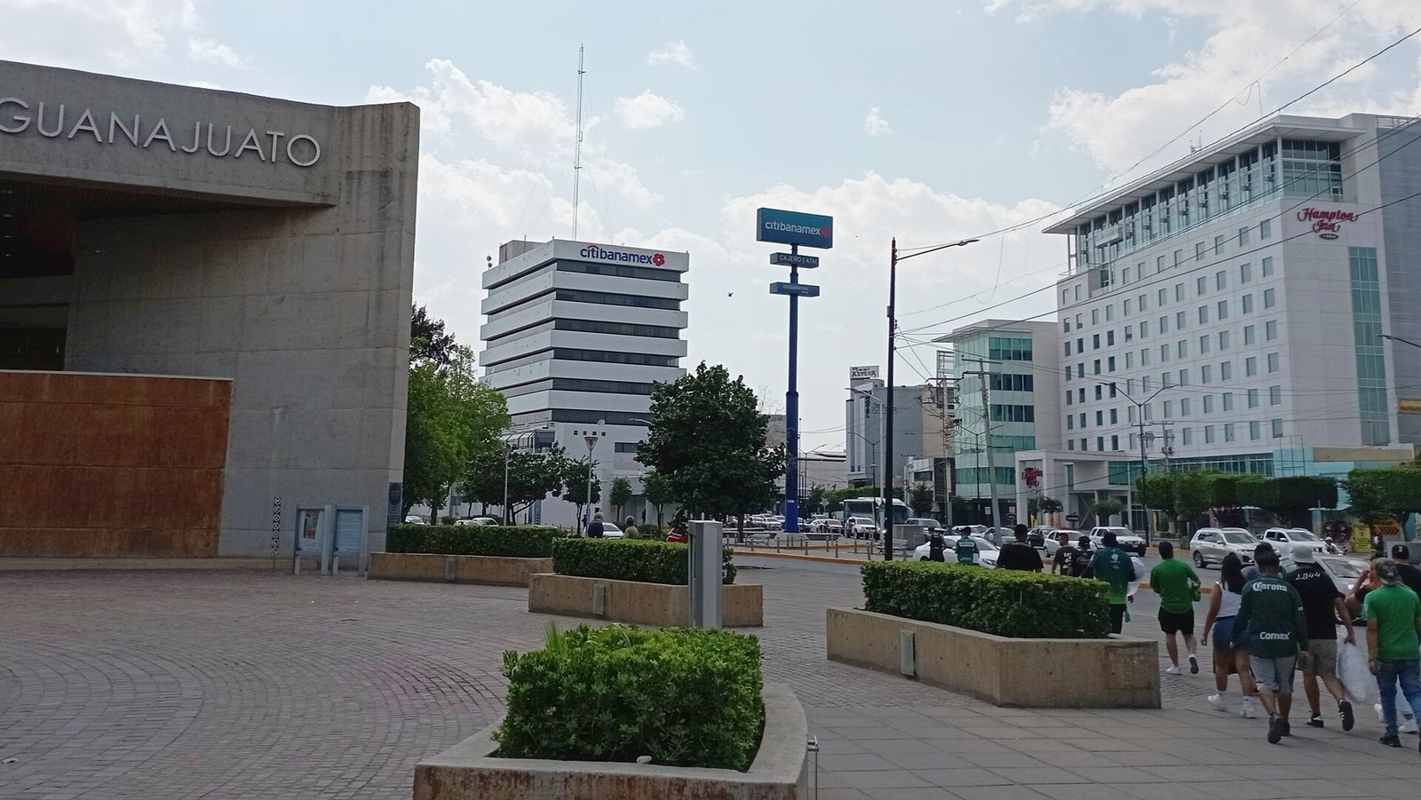 Explanada y edificios de la Zona Piel, el distrito del cuero y el calzado de León, Guanajuato