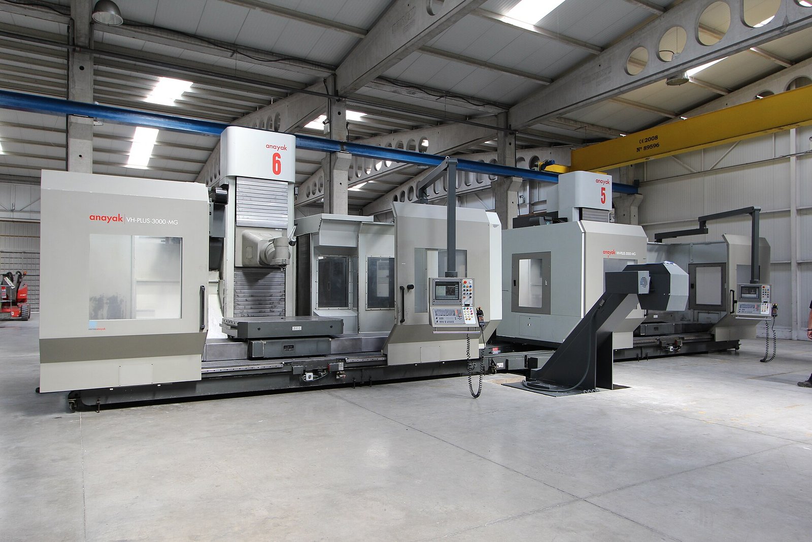 Centros de fresado CNC de gran formato en una nave industrial