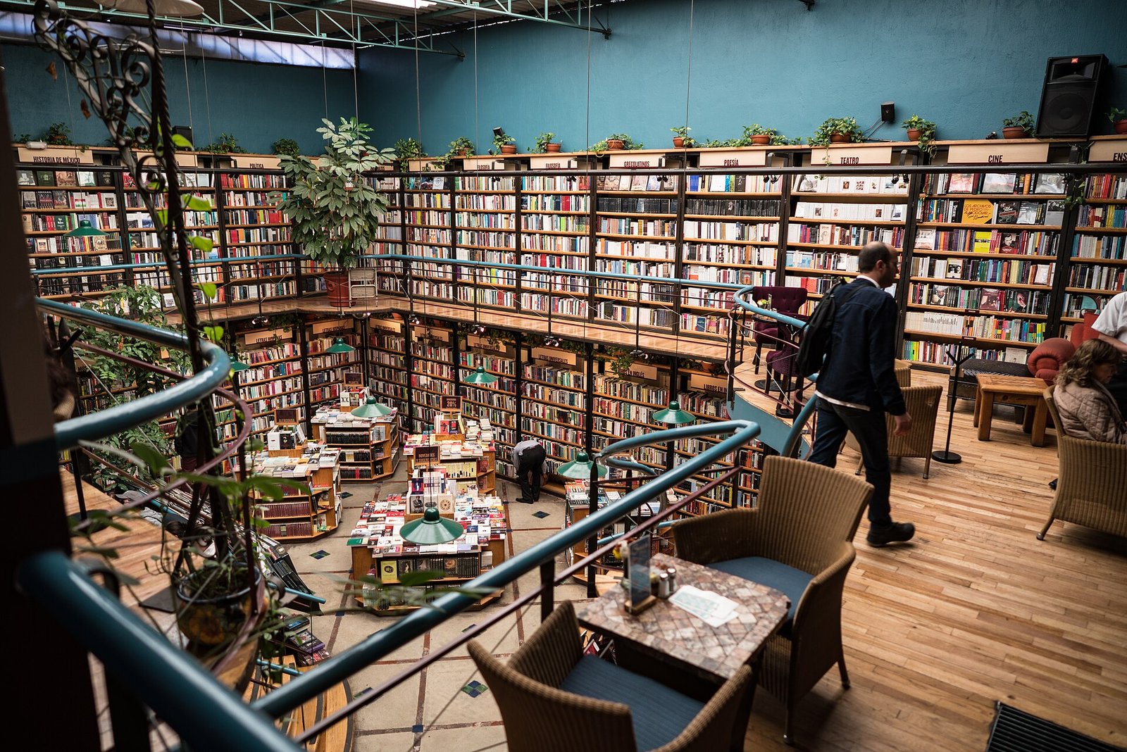 Segundo piso de la Cafebrería El Péndulo de Polanco, con estanterías de libros, mesas y sillones