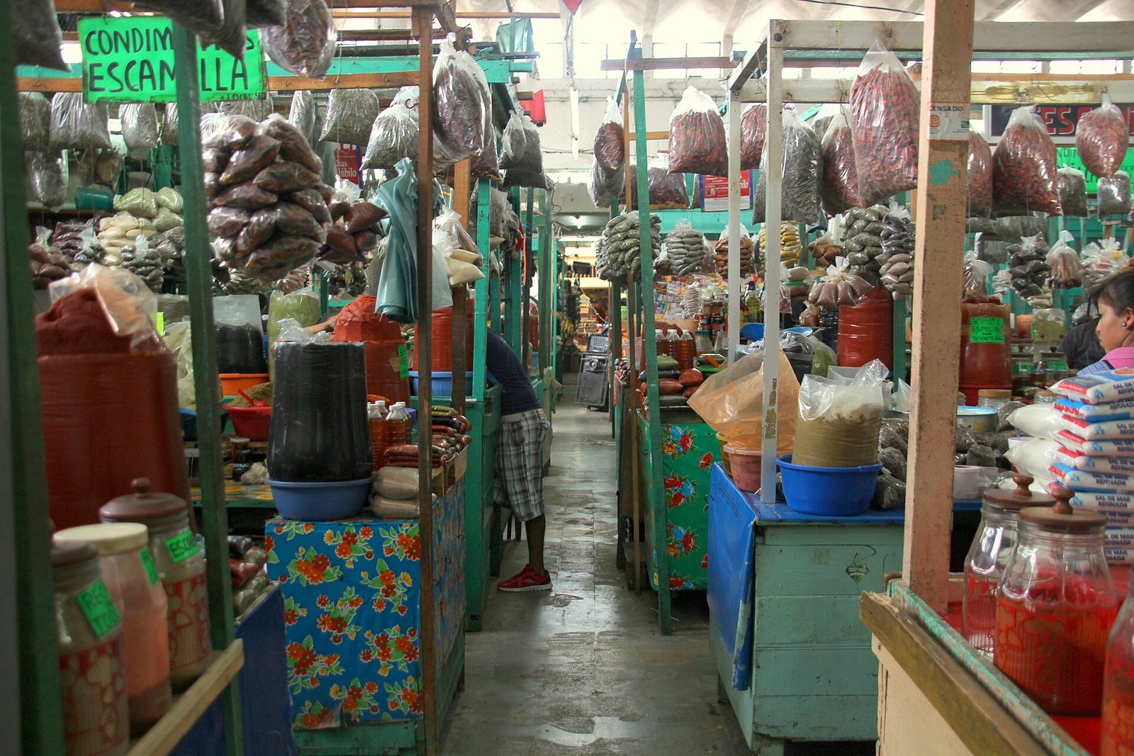Pasillo con puestos de condimentos y chiles secos en el mercado Lucas de Gálvez de Mérida