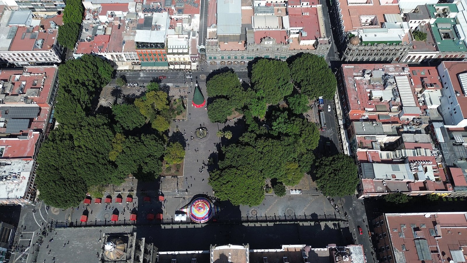 Vista aérea del Zócalo y las calles del centro histórico de Puebla