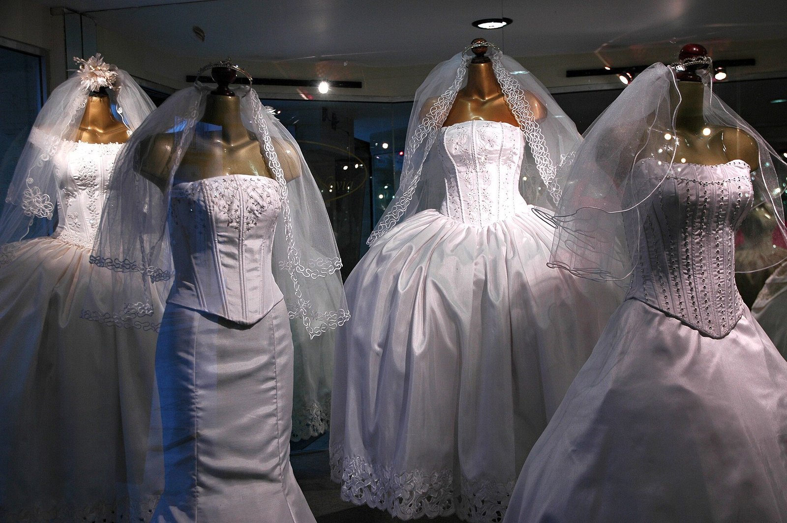 Vestidos de novia en maniquíes en el aparador de una tienda en México