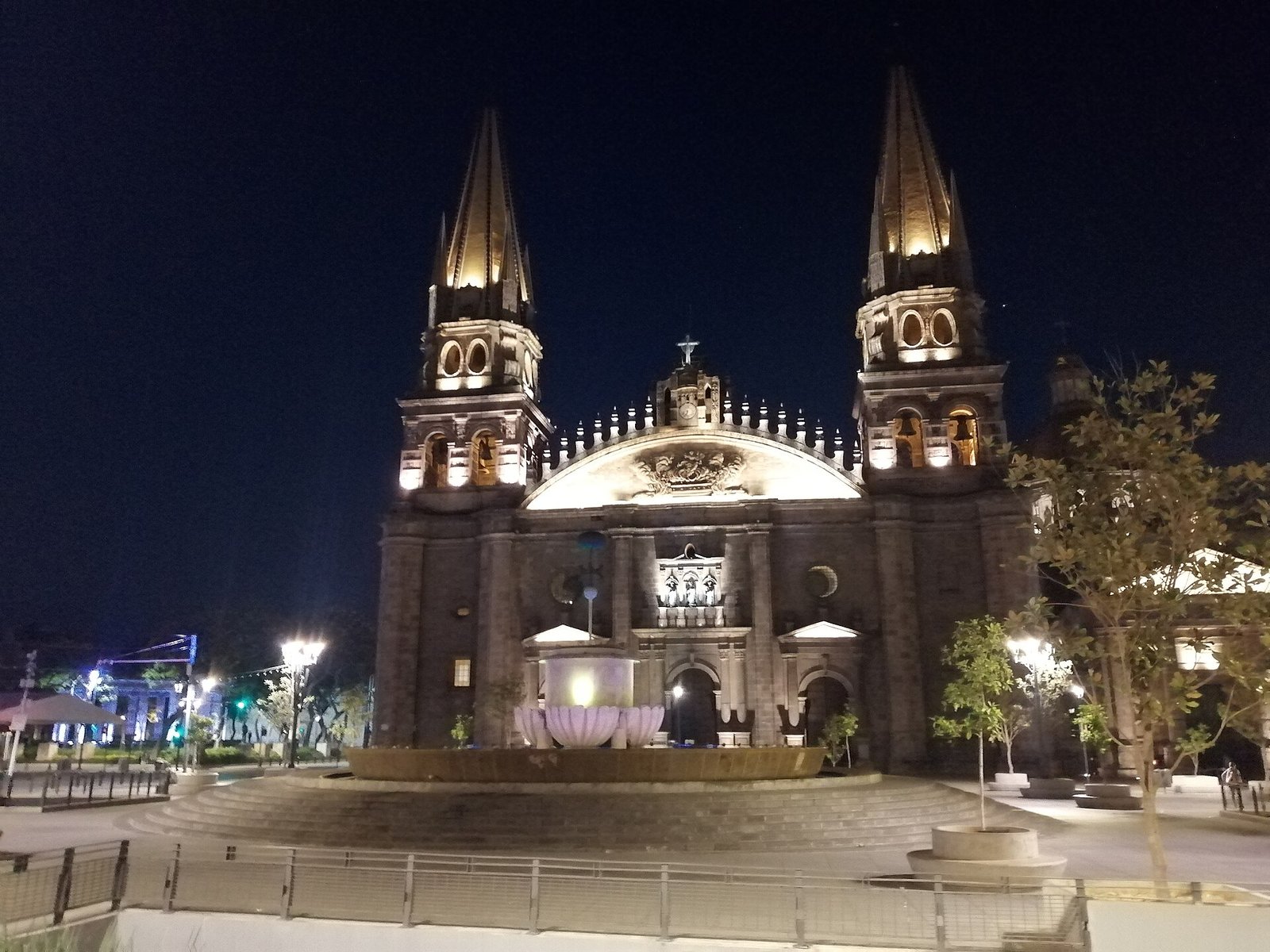 Catedral de Guadalajara iluminada de noche, con la plaza al frente