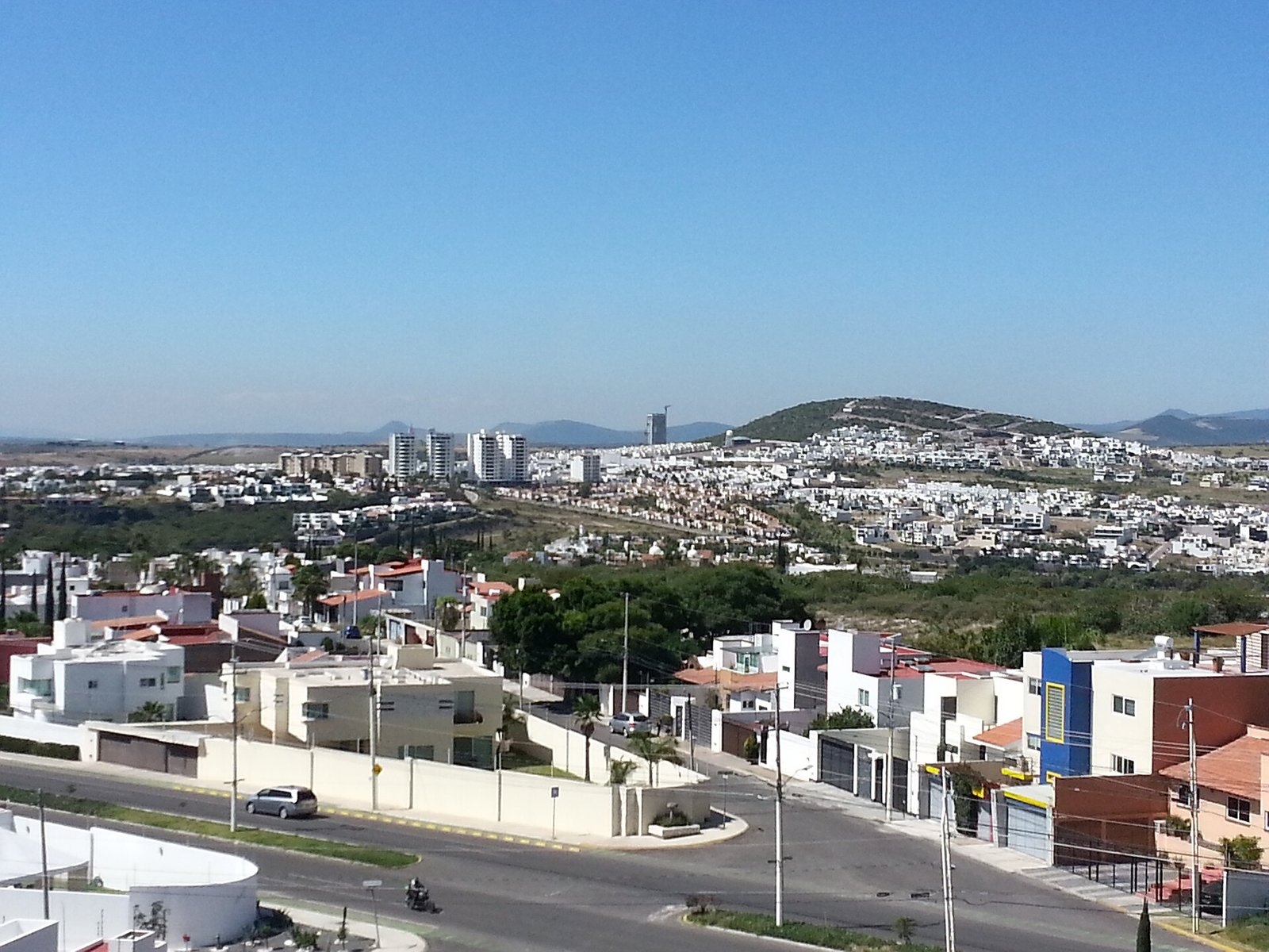 Zonas residenciales y torres de Juriquilla, al norte de la ciudad de Querétaro, con cerros al fondo