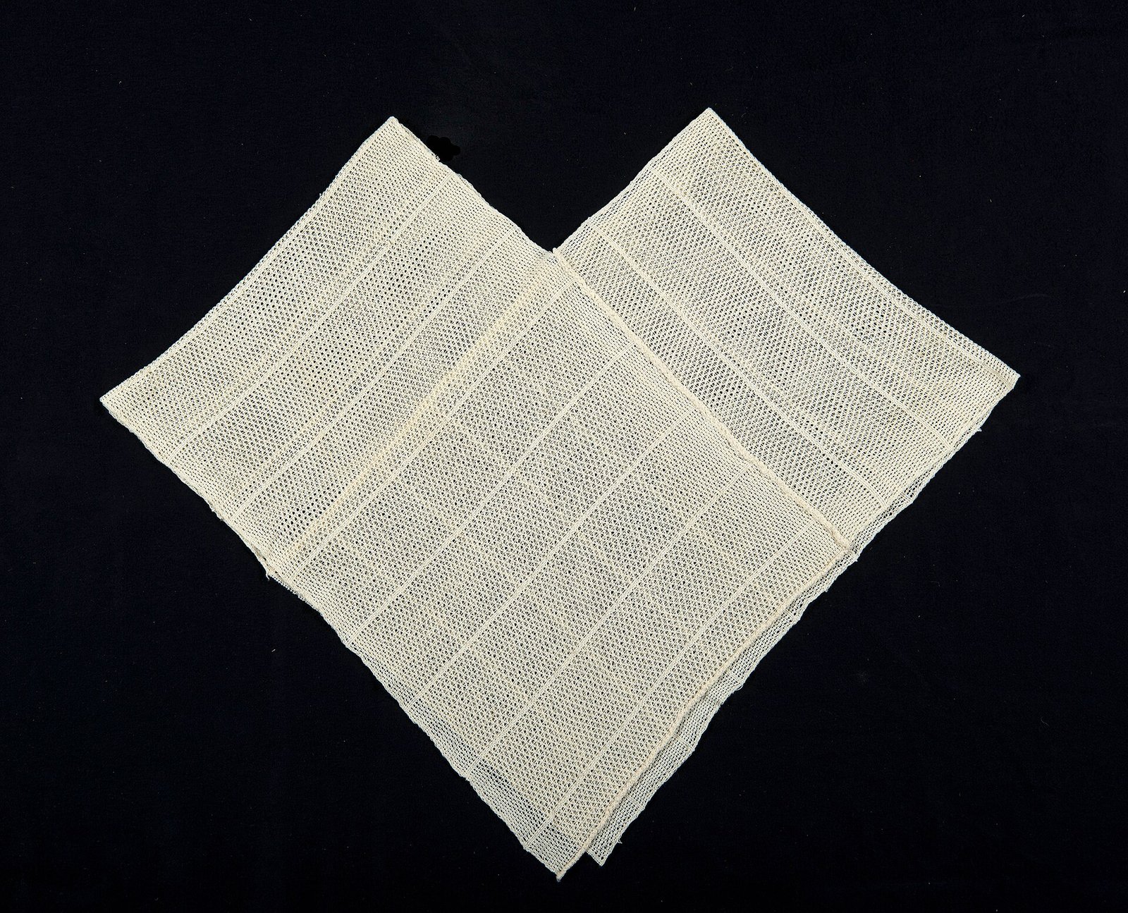 Quechquémitl de algodón tejido en telar de cintura en Cuetzalan, pieza de 1975 de la colección del Wereldmuseum
