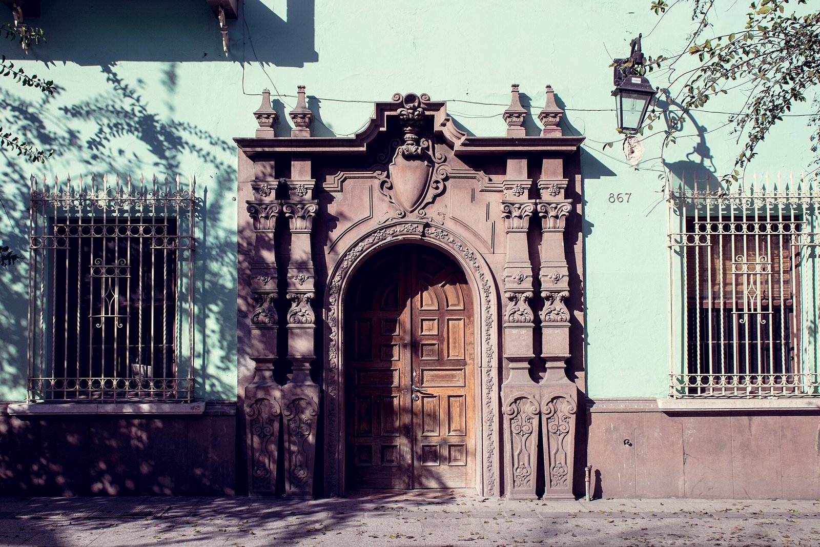 Fachada de una casona con portón de cantera labrada en el Barrio Antiguo de Monterrey
