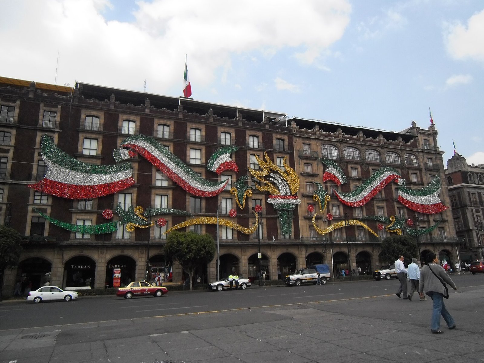 Edificios del Portal de Mercaderes en el costado poniente del Zócalo de la Ciudad de México, con adornos patrios