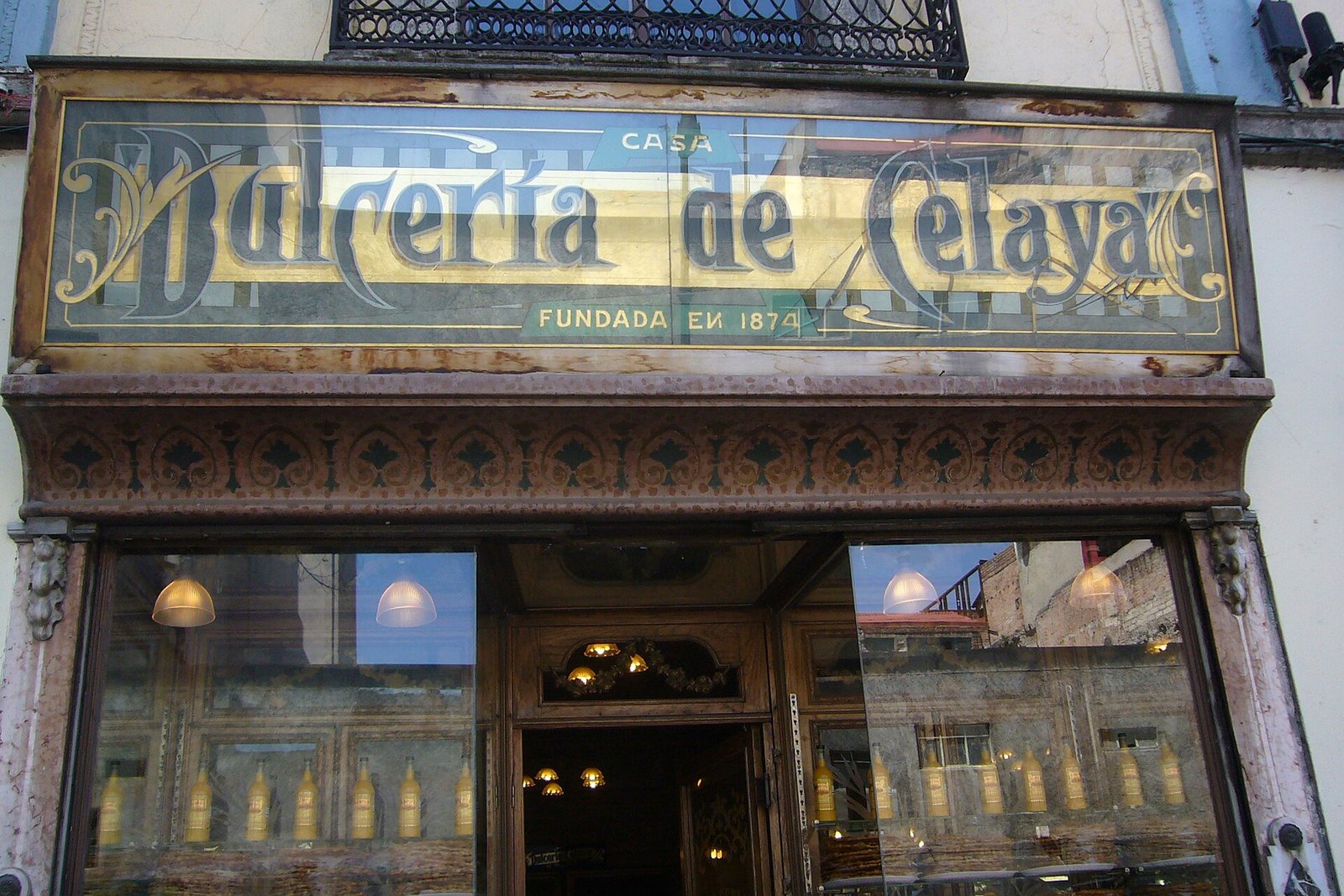 Fachada de la Dulcería de Celaya en el Centro Histórico, con su letrero que indica fundada en 1874