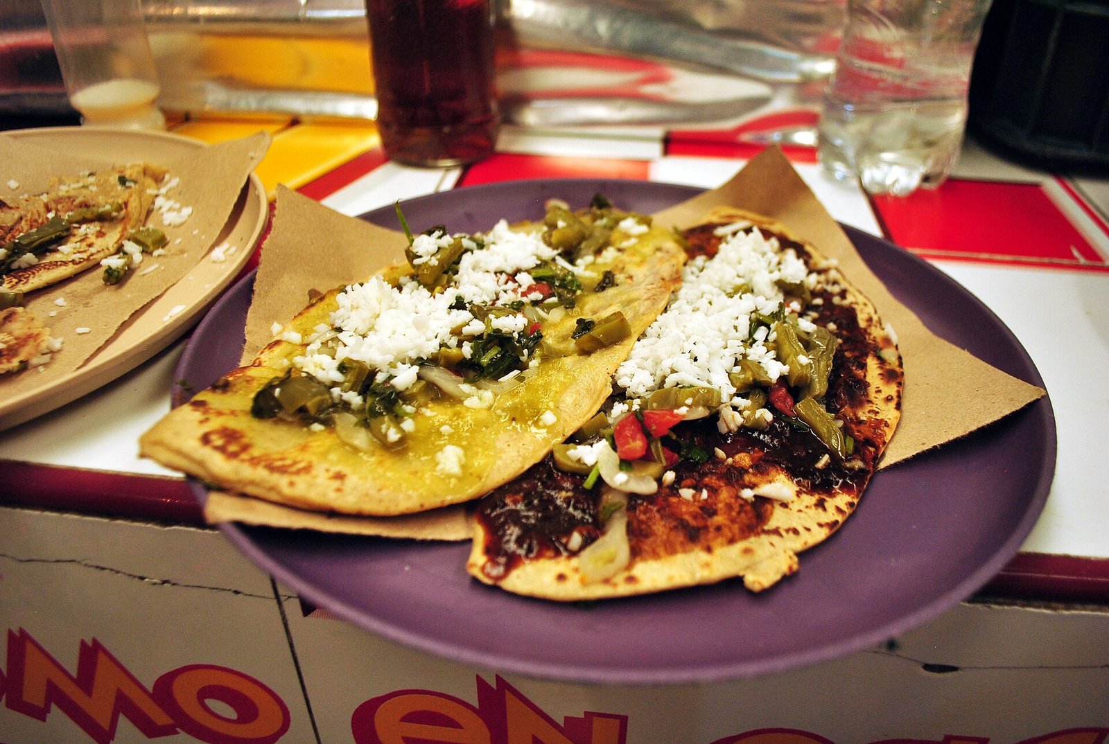 Tlacoyos con nopales, queso y salsa servidos en un plato en el Mercado de Xochimilco, en la Ciudad de México