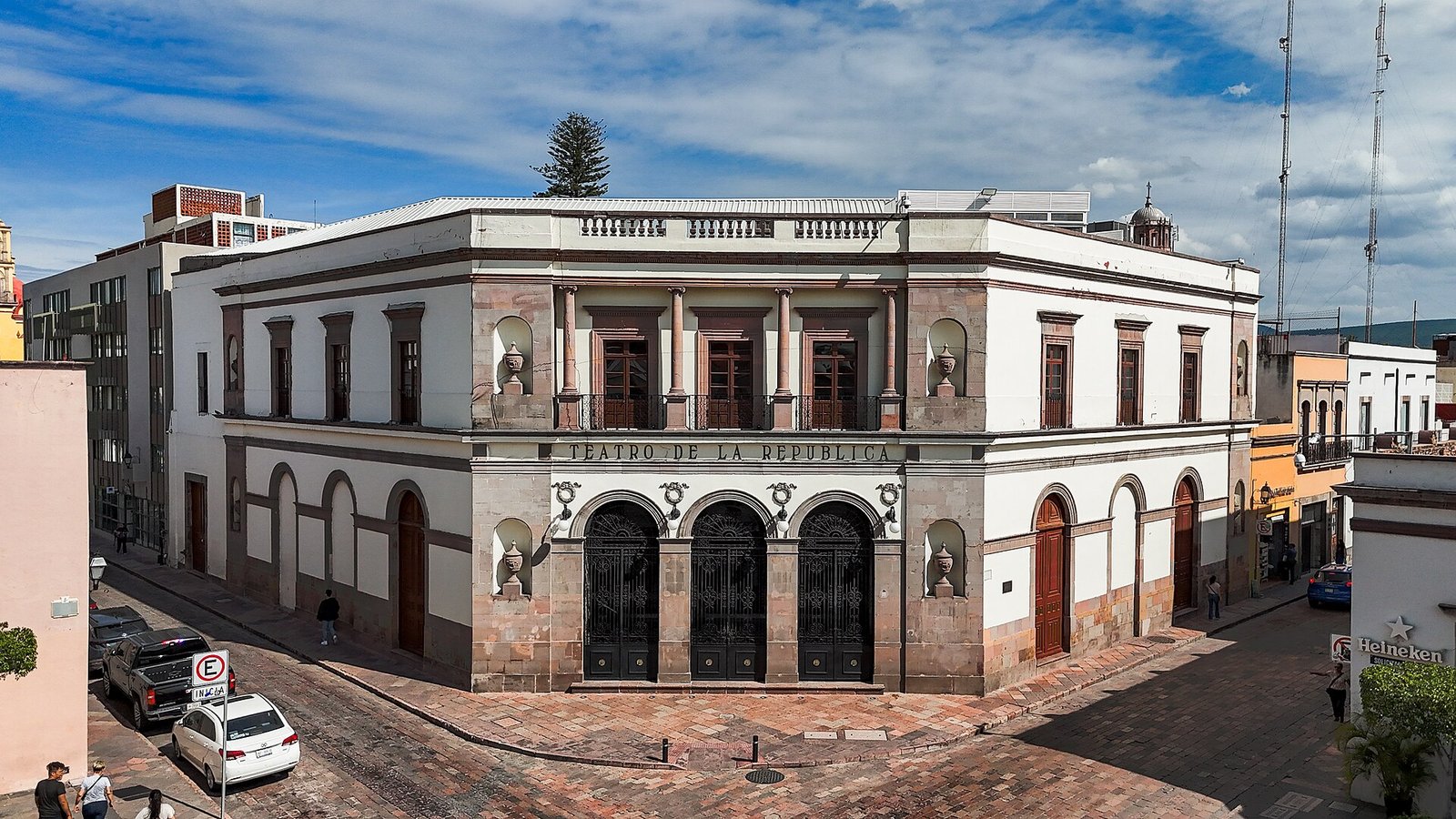 Fachada del Teatro de la República en la esquina de las calles Juárez y Ángela Peralta, en el centro histórico de Querétaro