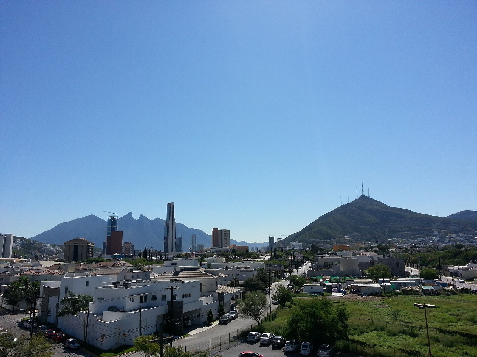 Vista de la zona de Valle Oriente, en San Pedro Garza García, con edificios y montañas al fondo