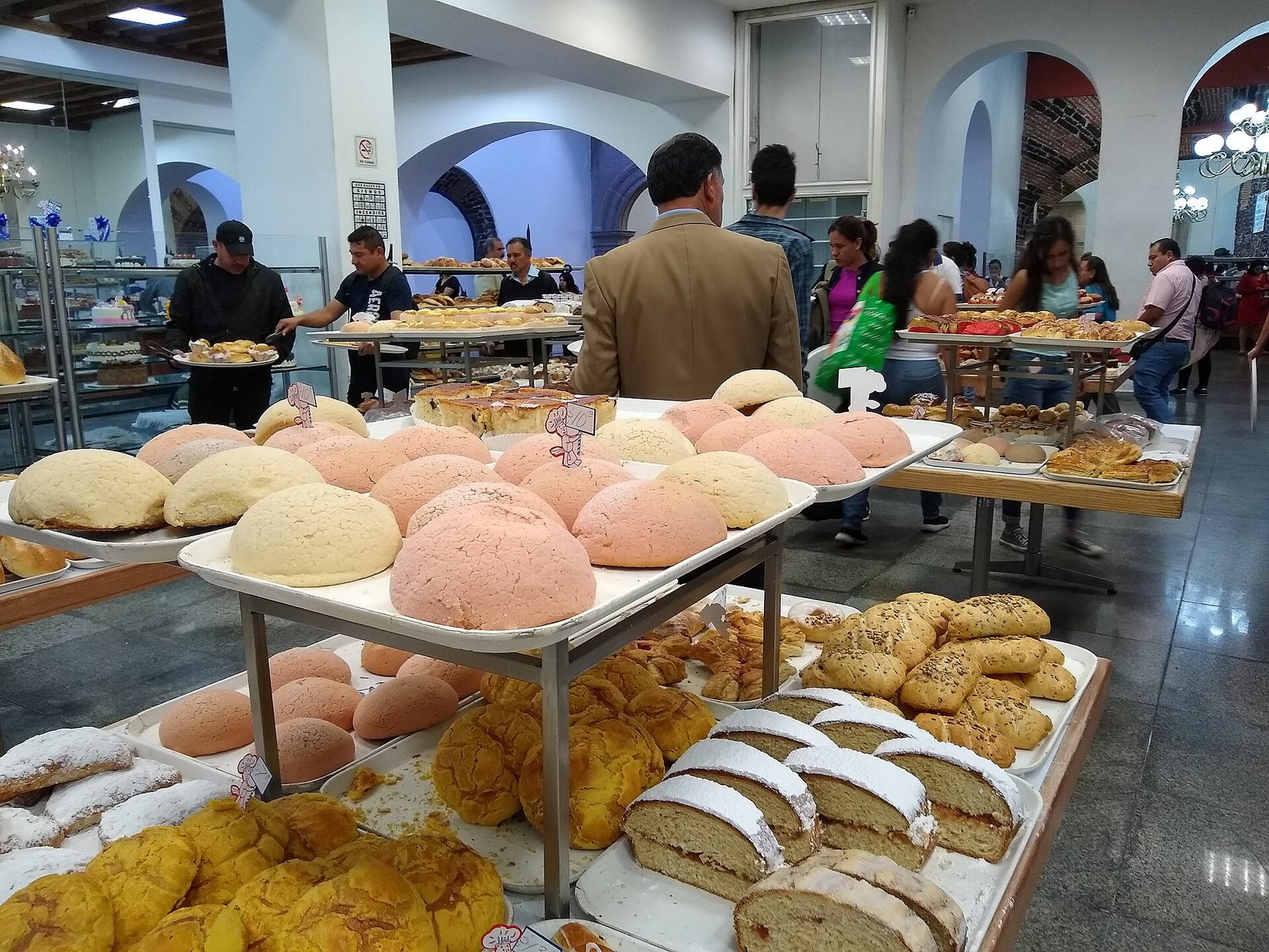 Charolas con conchas y otras piezas de pan dulce en el salón de la Pastelería Ideal, en el Centro Histórico