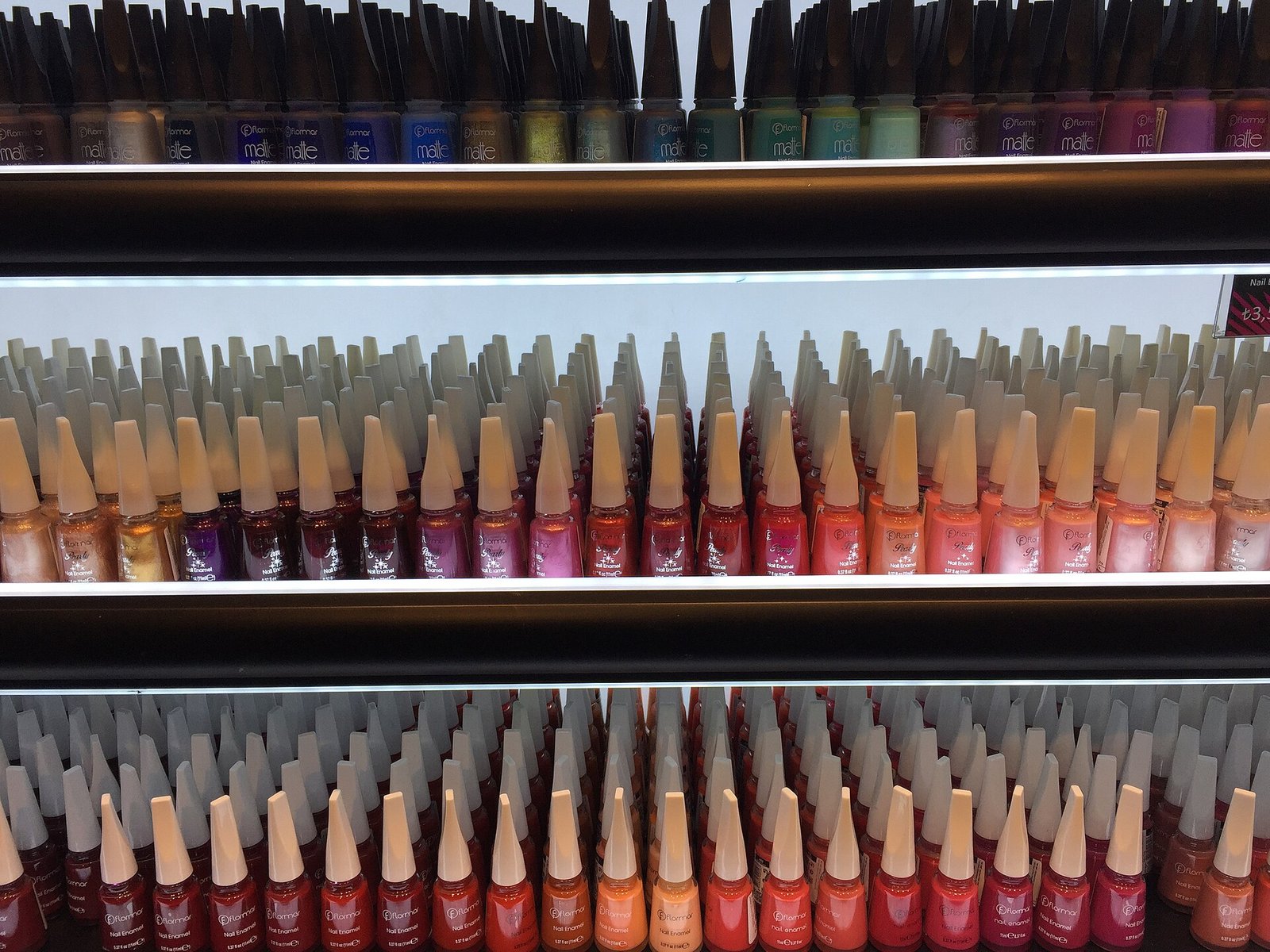 Estantes con decenas de frascos de esmalte de uñas de distintos colores