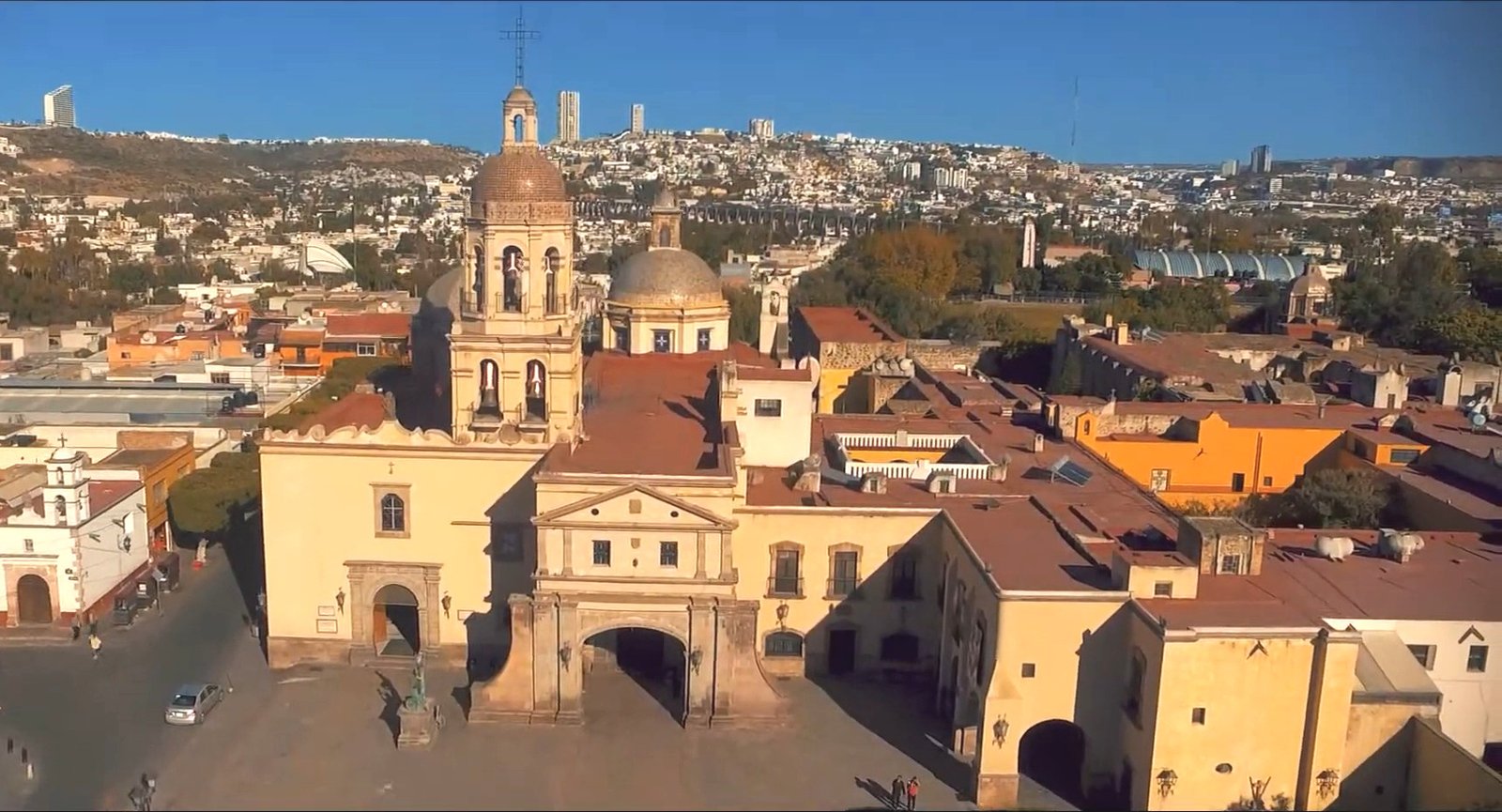 Templo de la Cruz y casas del Barrio de la Cruz, en el centro de Querétaro, vistos desde lo alto