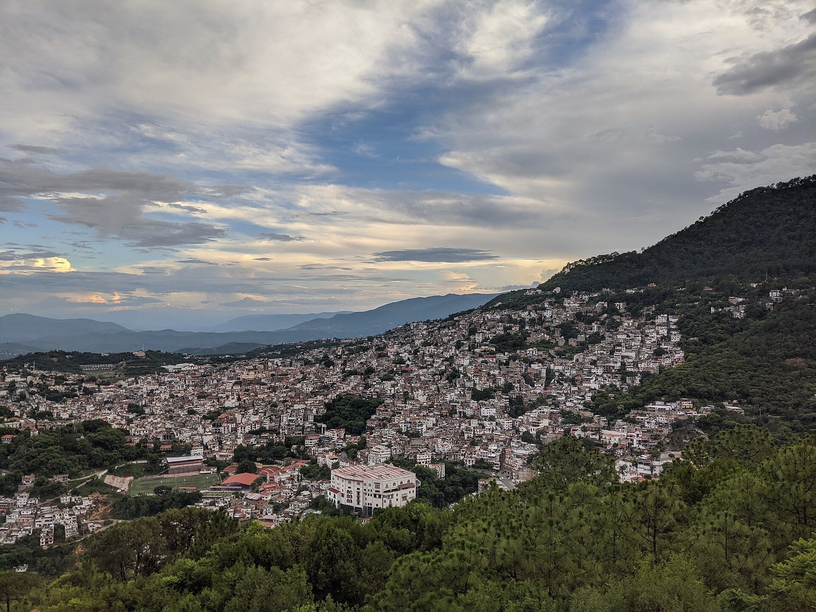 Vista de Taxco, Guerrero, desde el Monte Taxco, con casas blancas sobre la ladera