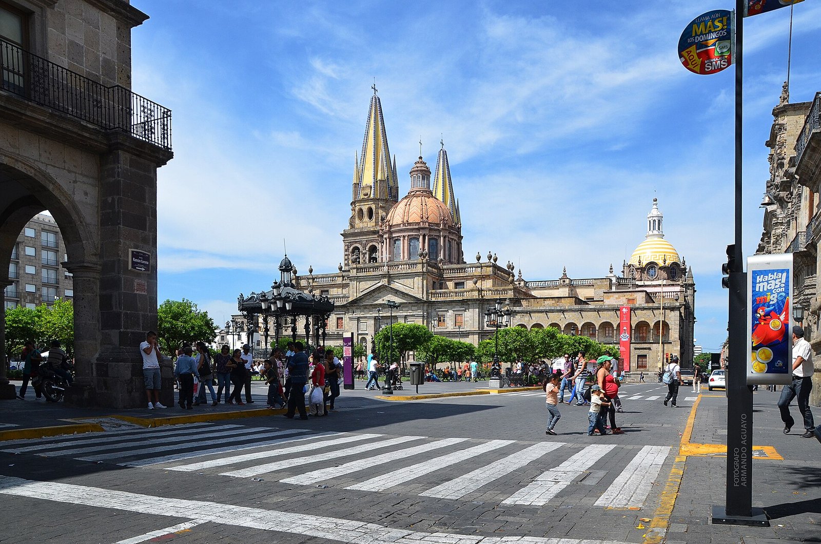 Calle del centro histórico de Guadalajara con la Catedral al fondo
