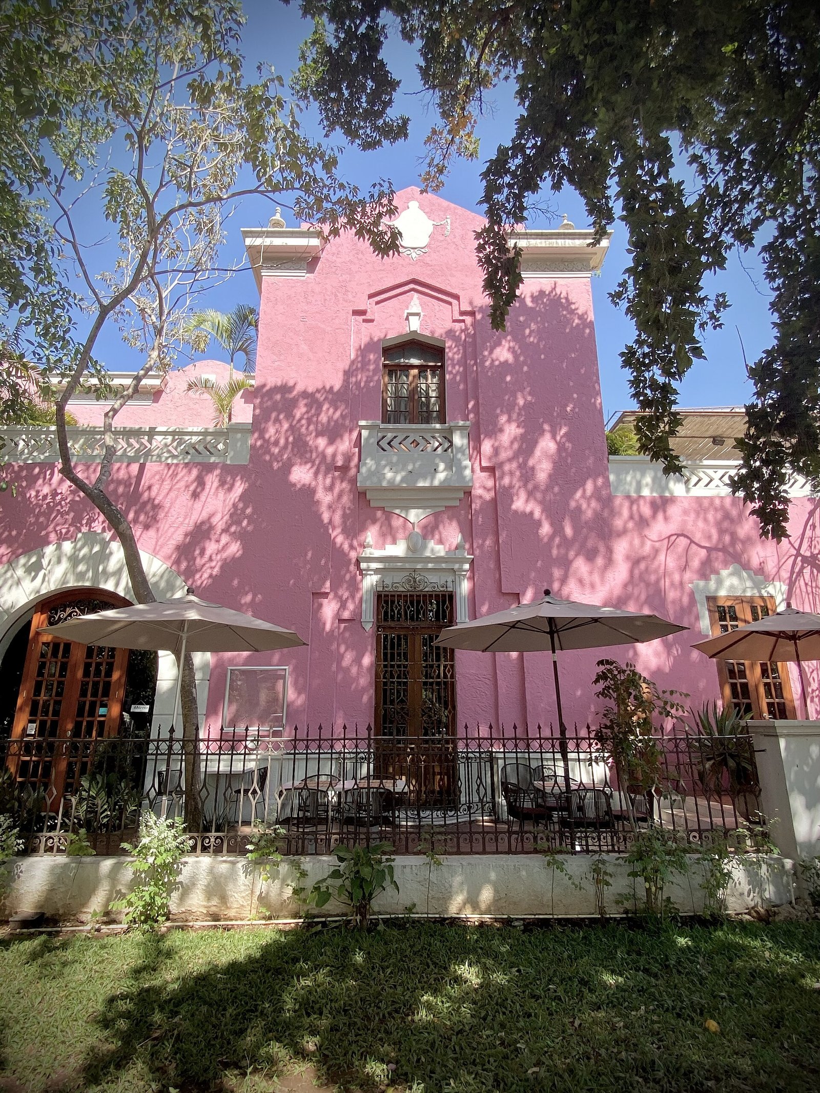 Fachada rosa del hotel Rosas & Xocolate en Paseo de Montejo, Mérida
