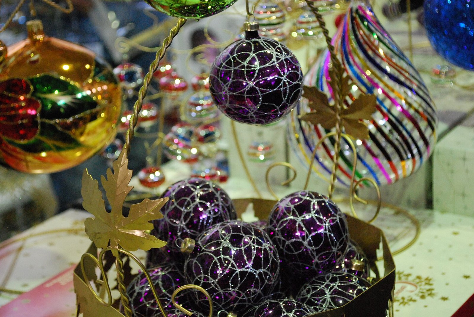 Esferas navideñas de vidrio decoradas a mano en una exposición de Fonart