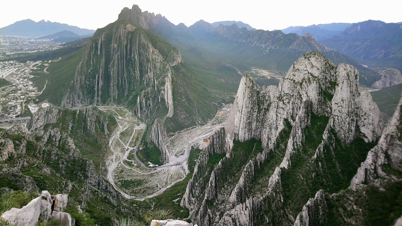 Cañón de La Huasteca y el cauce del río Santa Catarina, en Santa Catarina, Nuevo León