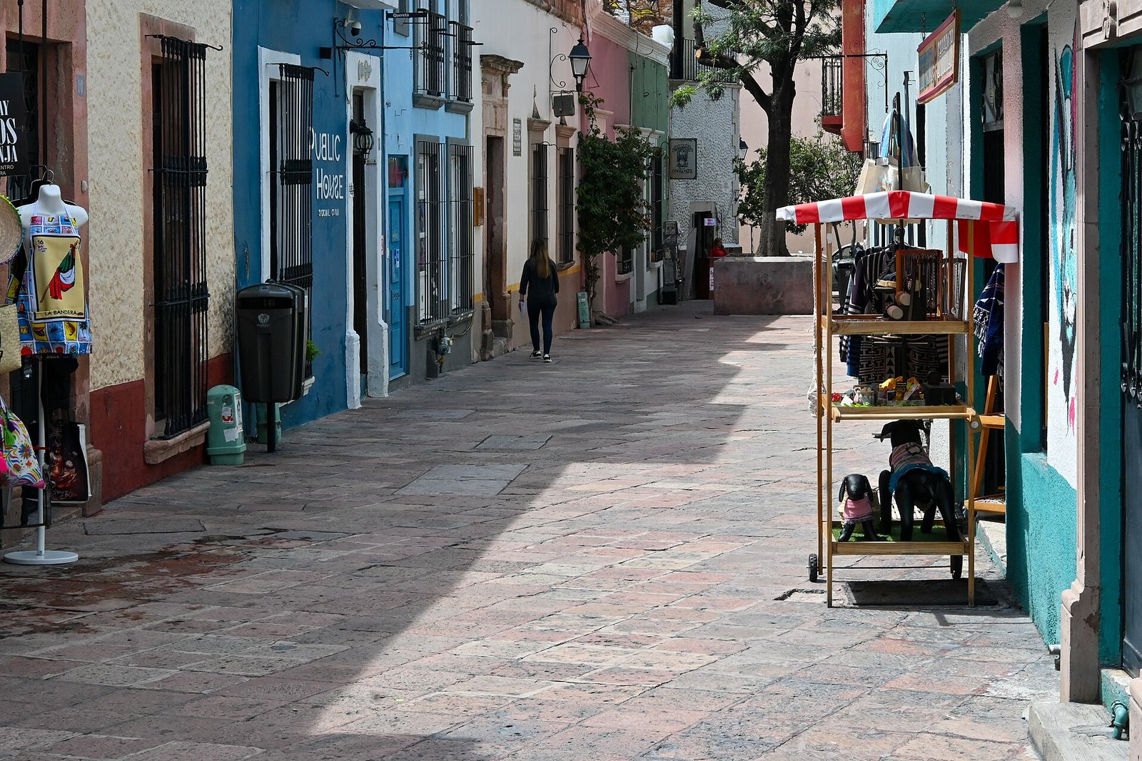 Calle peatonal del centro histórico de Querétaro con fachadas pintadas de colores
