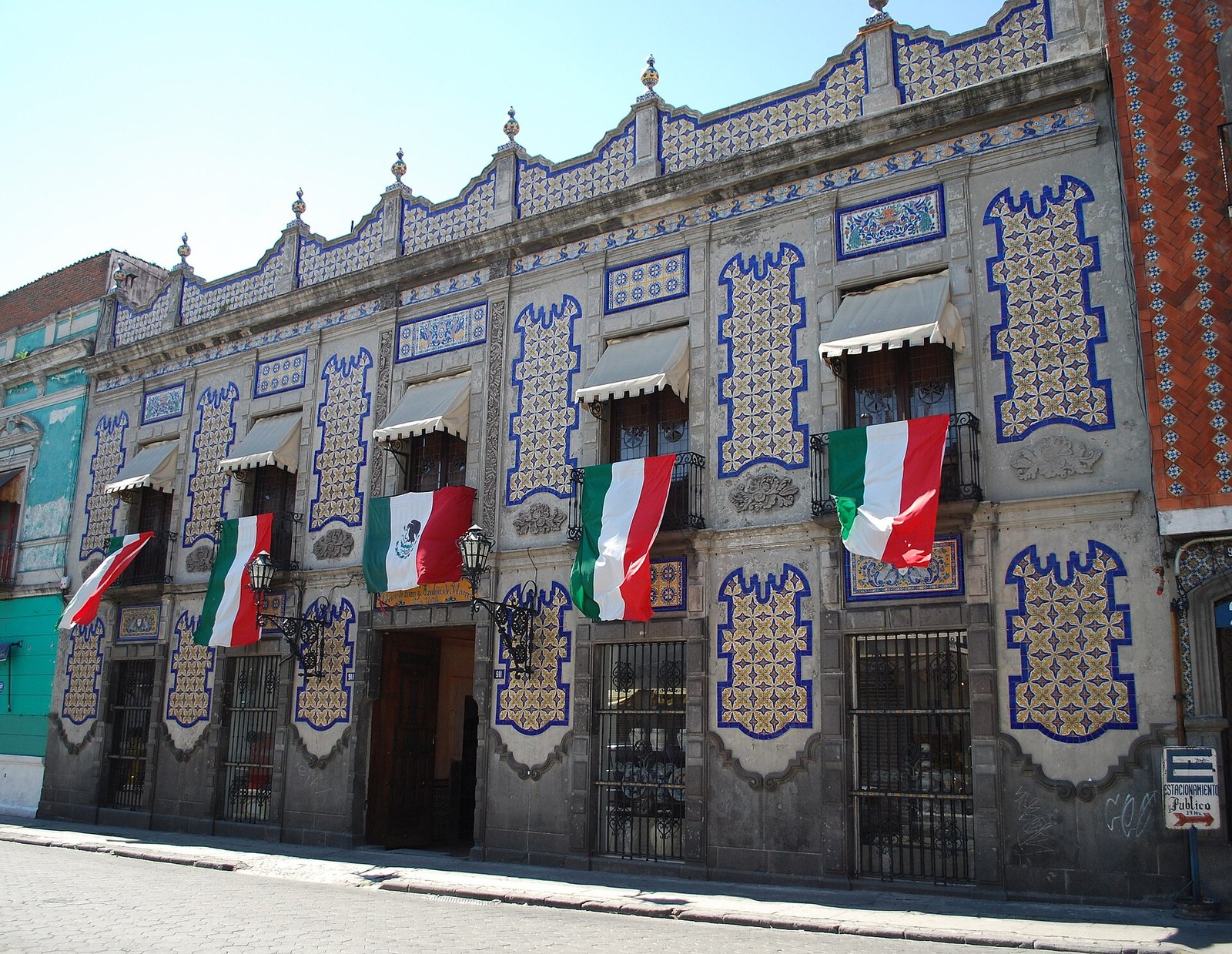 Fachada cubierta de azulejos de talavera del taller Uriarte, en la avenida 4 Poniente de Puebla