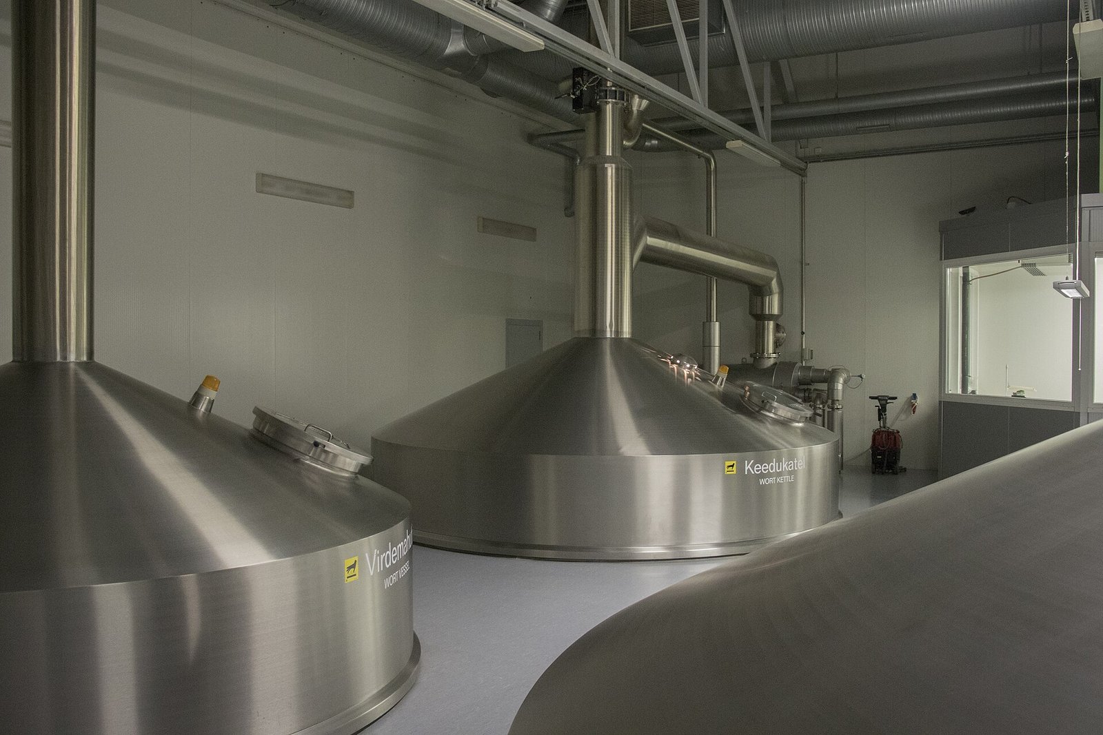 Tanques de acero inoxidable de cocimiento en una planta cervecera