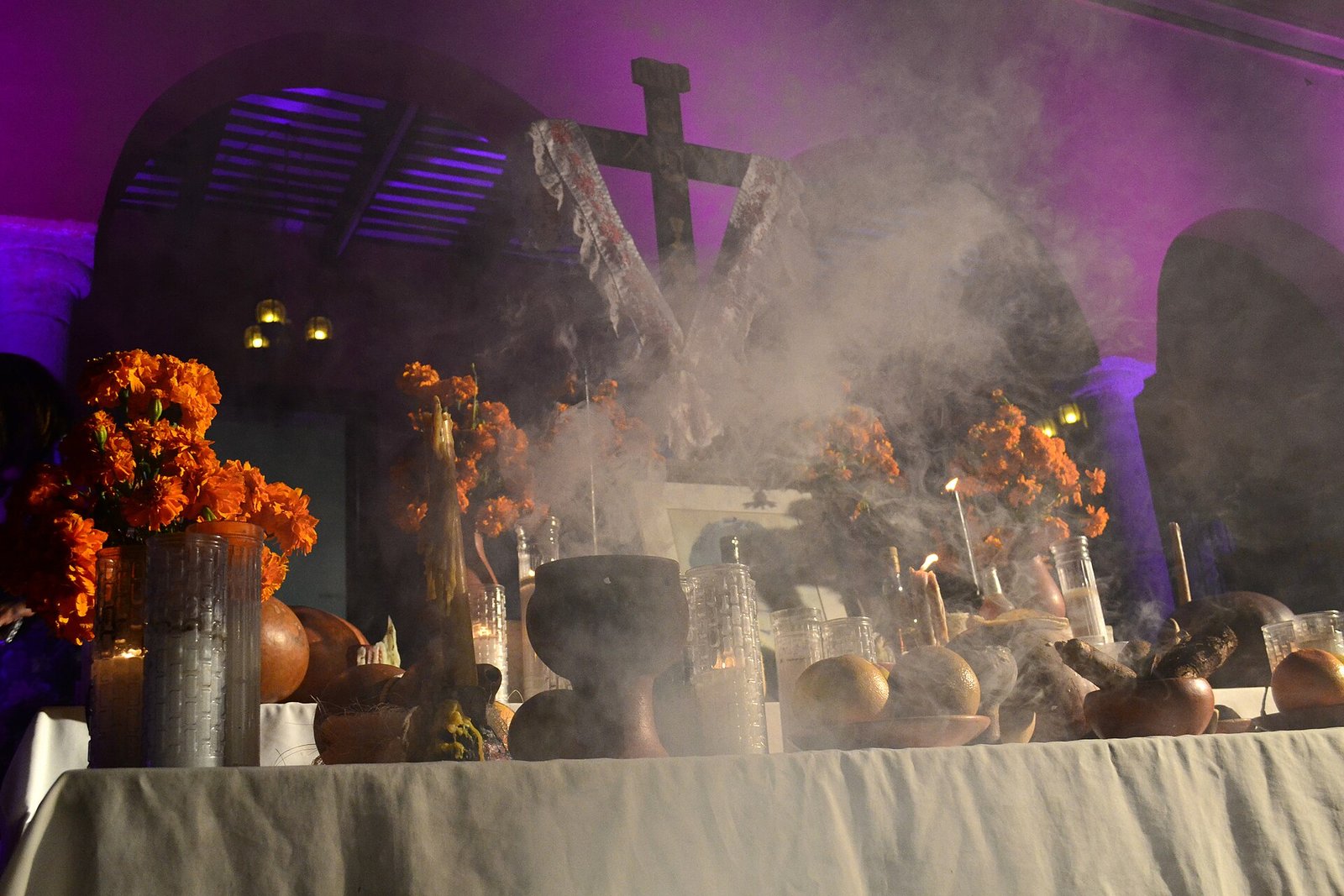 Altar de muertos con flores de cempasúchil y velas durante el Hanal Pixán en Mérida