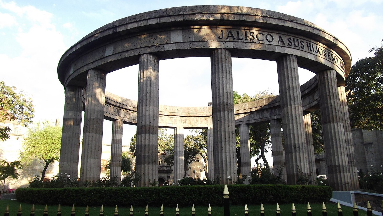 Columnas de la Rotonda de los Jaliscienses Ilustres, en el Centro de Guadalajara