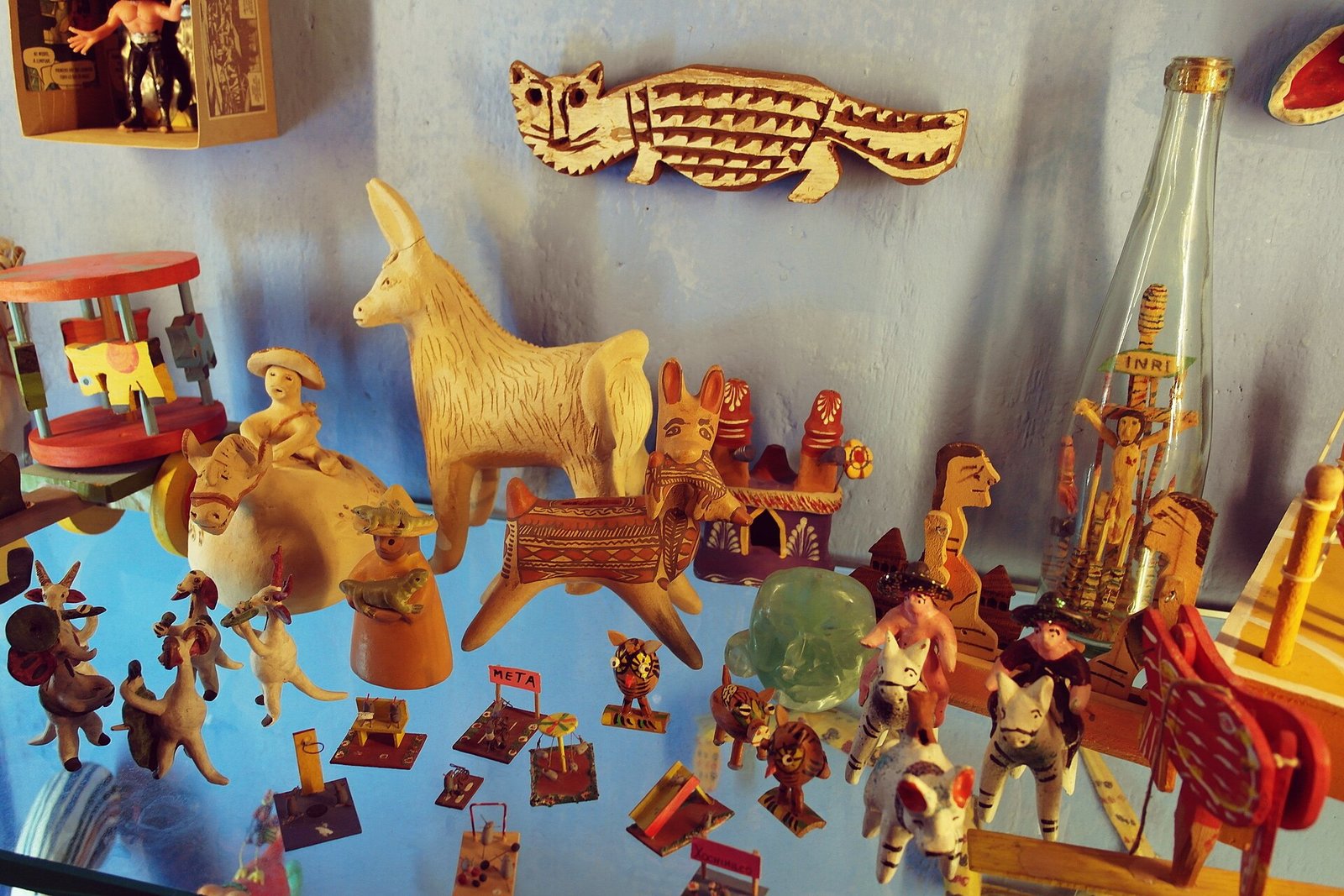 Juguetes tradicionales mexicanos de madera y barro en una vitrina