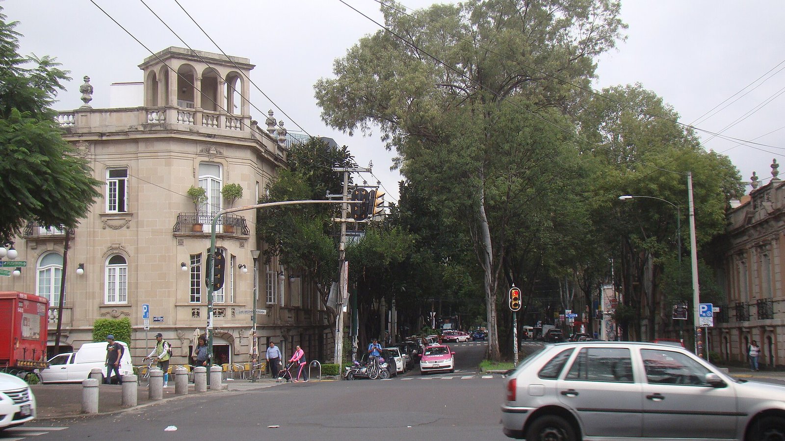 Cruce de la avenida Álvaro Obregón y la calle Orizaba, en la colonia Roma, con el edificio Balmori en la esquina