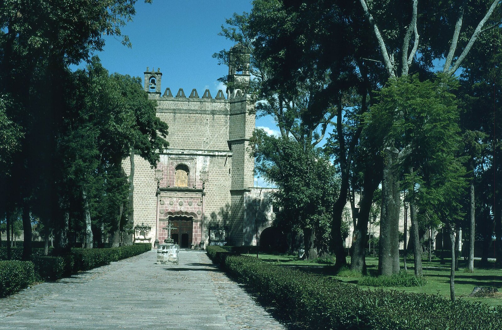 Calzada arbolada que lleva al templo del exconvento franciscano de Huejotzingo, Puebla