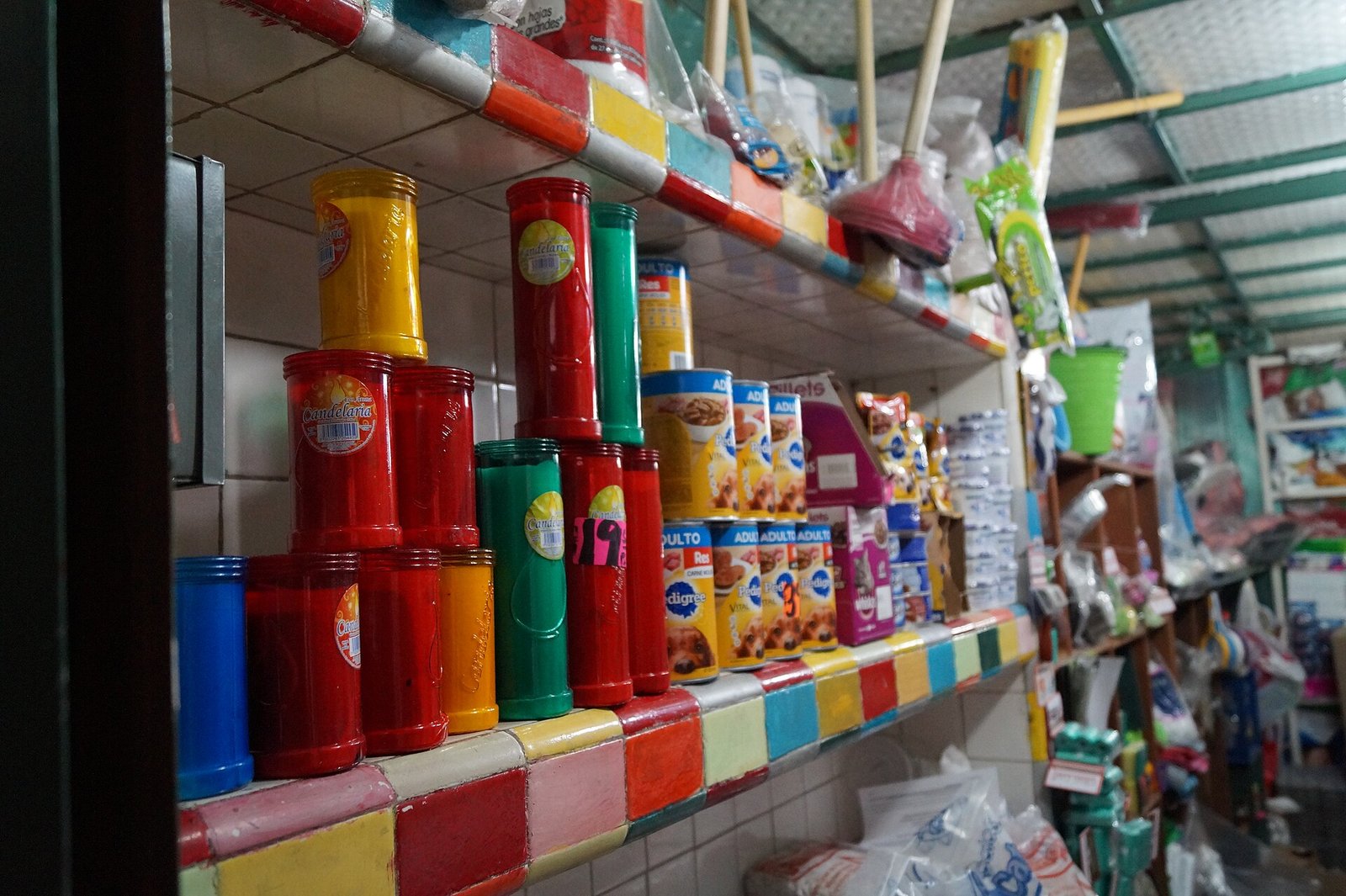 Tienda de abarrotes con anaqueles llenos de productos en el Mercado Michoacán, colonia Condesa, Ciudad de México