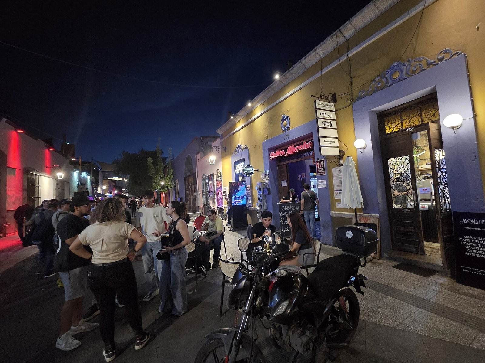 Calle del Barrio Antiguo de Monterrey de noche, con bares y restaurantes abiertos y gente en la banqueta