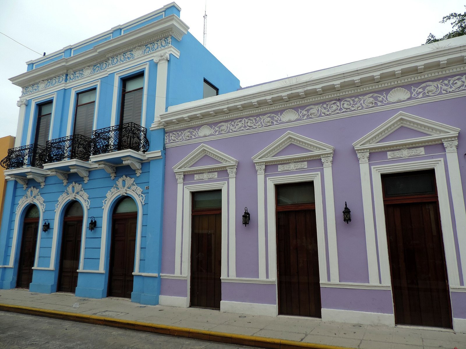 Casas antiguas de fachadas azul y lila en una calle del centro de Mérida, Yucatán