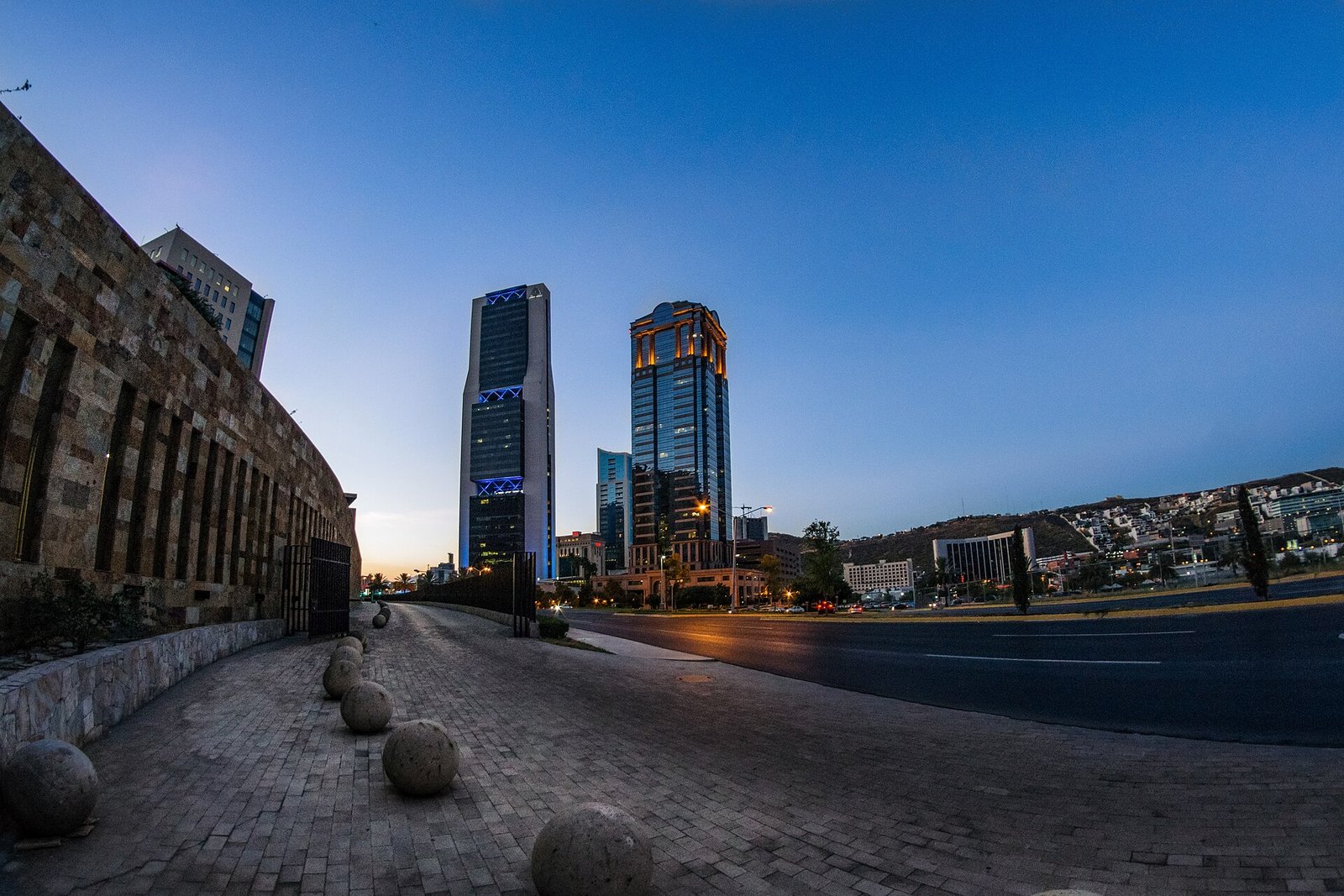 Torres de oficinas de Valle Oriente, en San Pedro Garza García, al atardecer