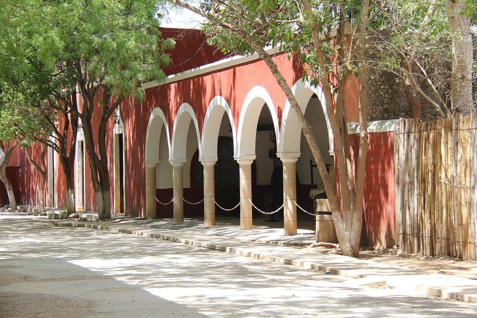 Arcos y muros rojos de la Hacienda Sotuta de Peón, en Tecoh, Yucatán