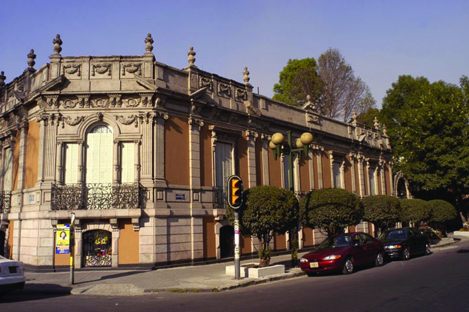 Fachada de la casona de Casa Lamm en la avenida Álvaro Obregón, colonia Roma, Ciudad de México