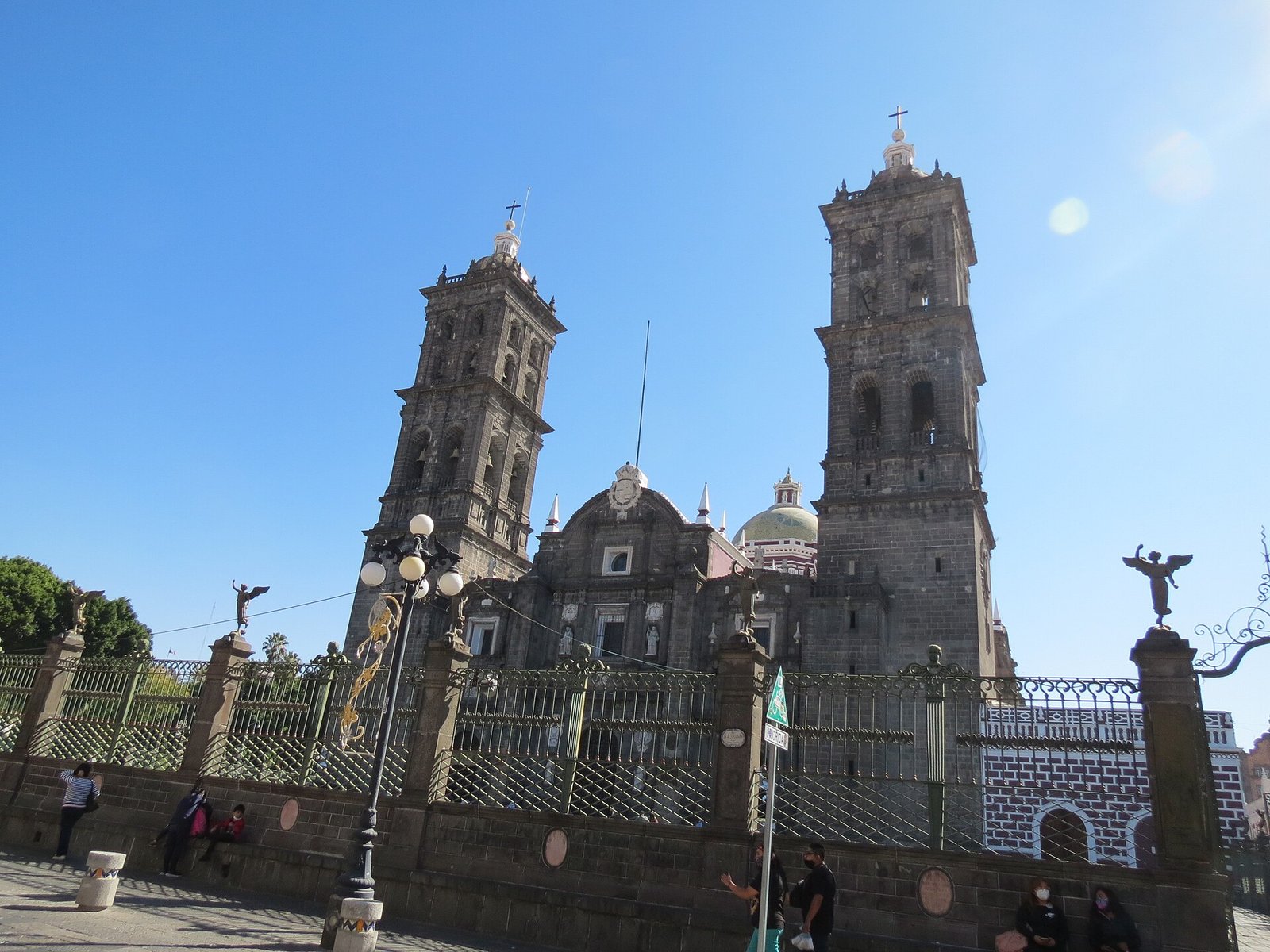 La Catedral de Puebla vista desde la calle 16 de Septiembre, en el Centro Histórico
