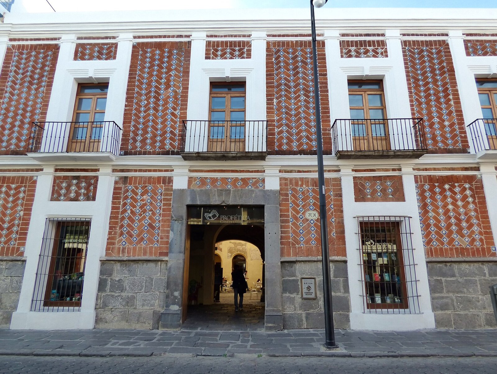 Fachada de ladrillo rojo y argamasa blanca de Profética Casa de la Lectura, en la calle 3 Sur del Centro Histórico de Puebla