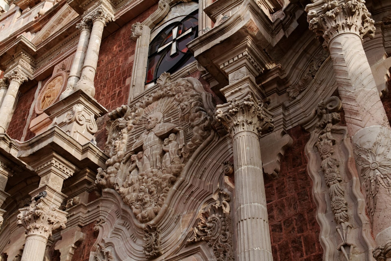 Detalle de la fachada barroca de cantera del templo de San Agustín, en el centro de Querétaro