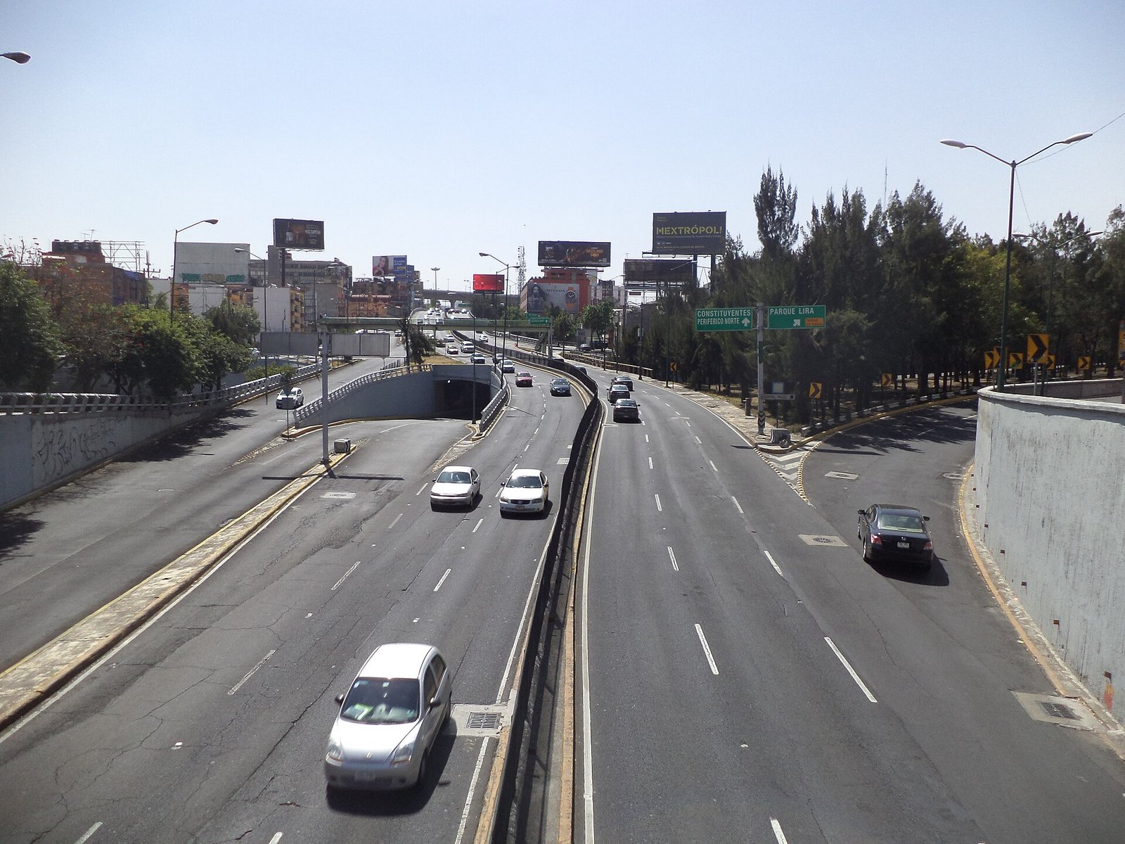 Automóviles circulan por el Viaducto Miguel Alemán, en la Ciudad de México, en un día despejado