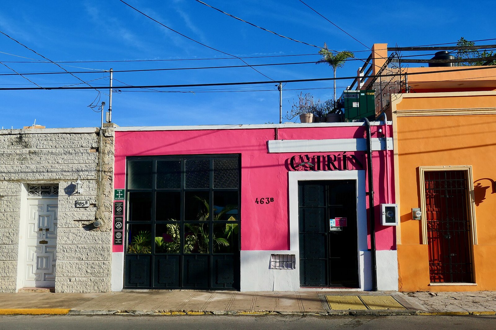 Fachada rosa de un restaurante en una calle del centro de Mérida, Yucatán