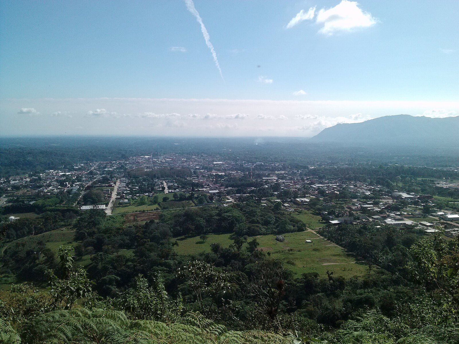 Vista de la ciudad de Huatusco, Veracruz, desde el cerro Acatepec, con la llanura del Golfo al fondo
