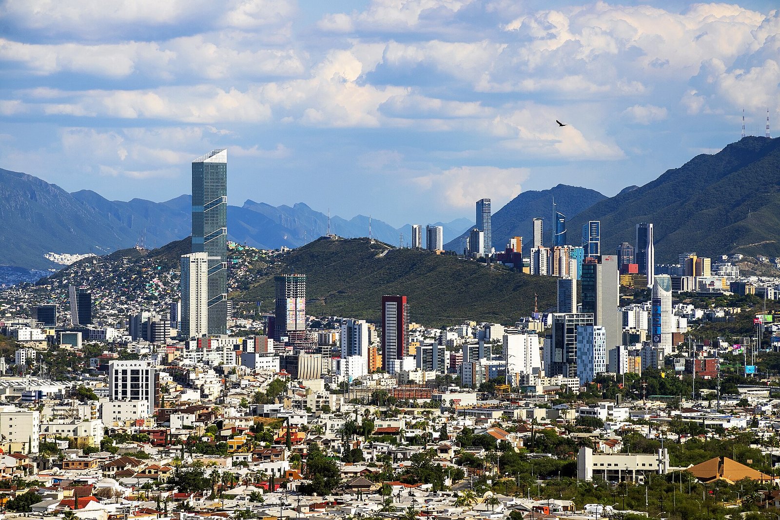 Vista de Monterrey con sus rascacielos y la sierra al fondo