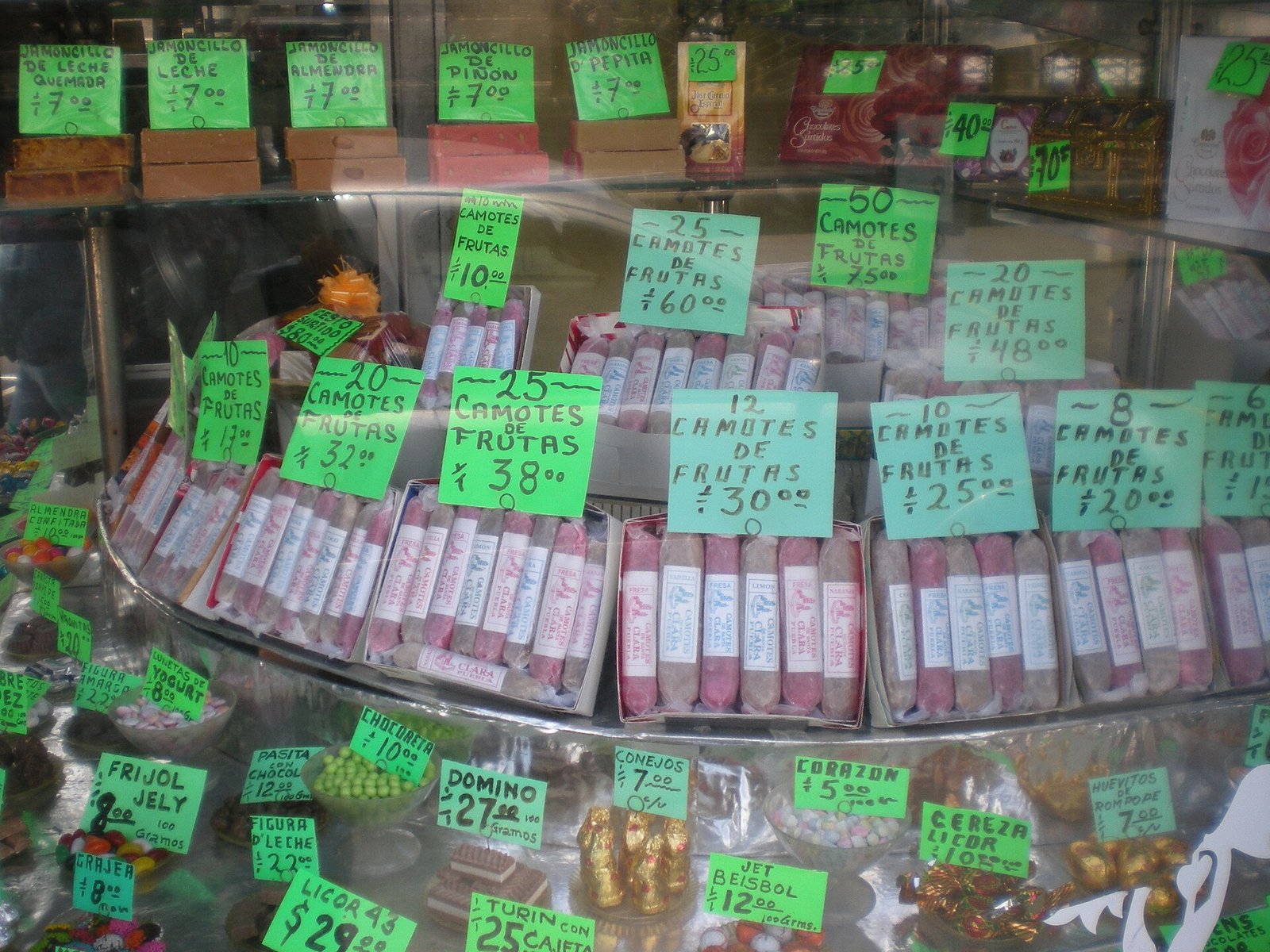 Vitrina con camotes poblanos de varios sabores y otros dulces típicos en una tienda de la calle 6 Oriente de Puebla