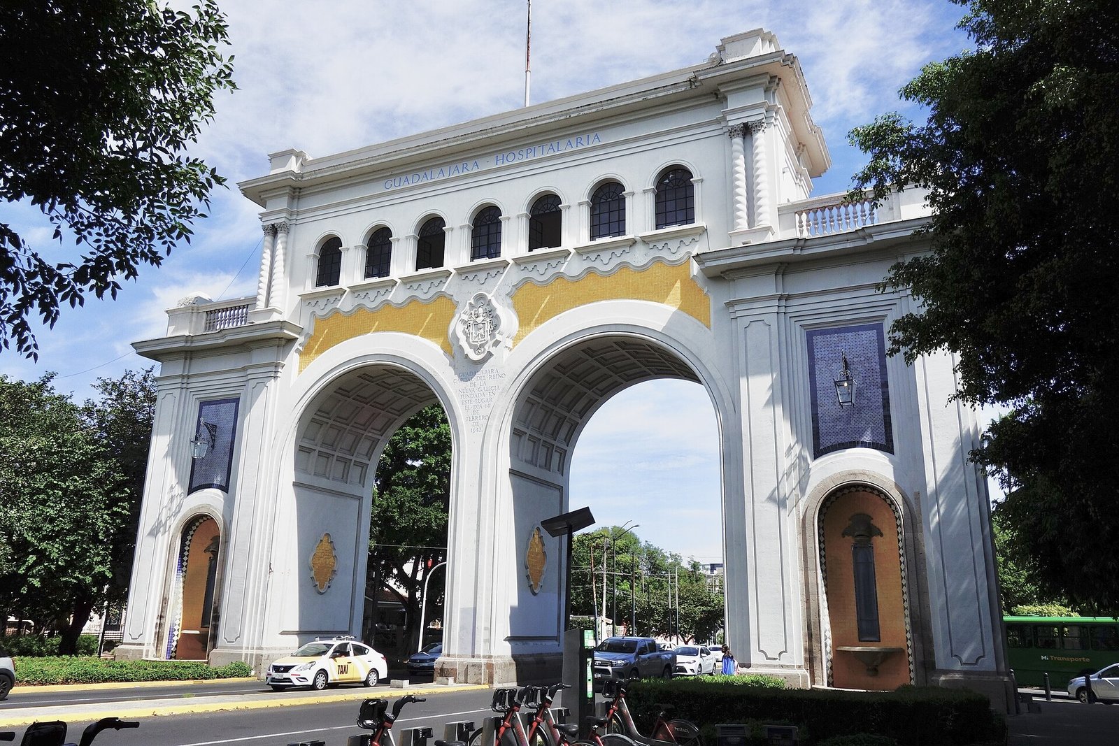 Monumento de Los Arcos sobre la avenida Vallarta en Guadalajara, en un día soleado